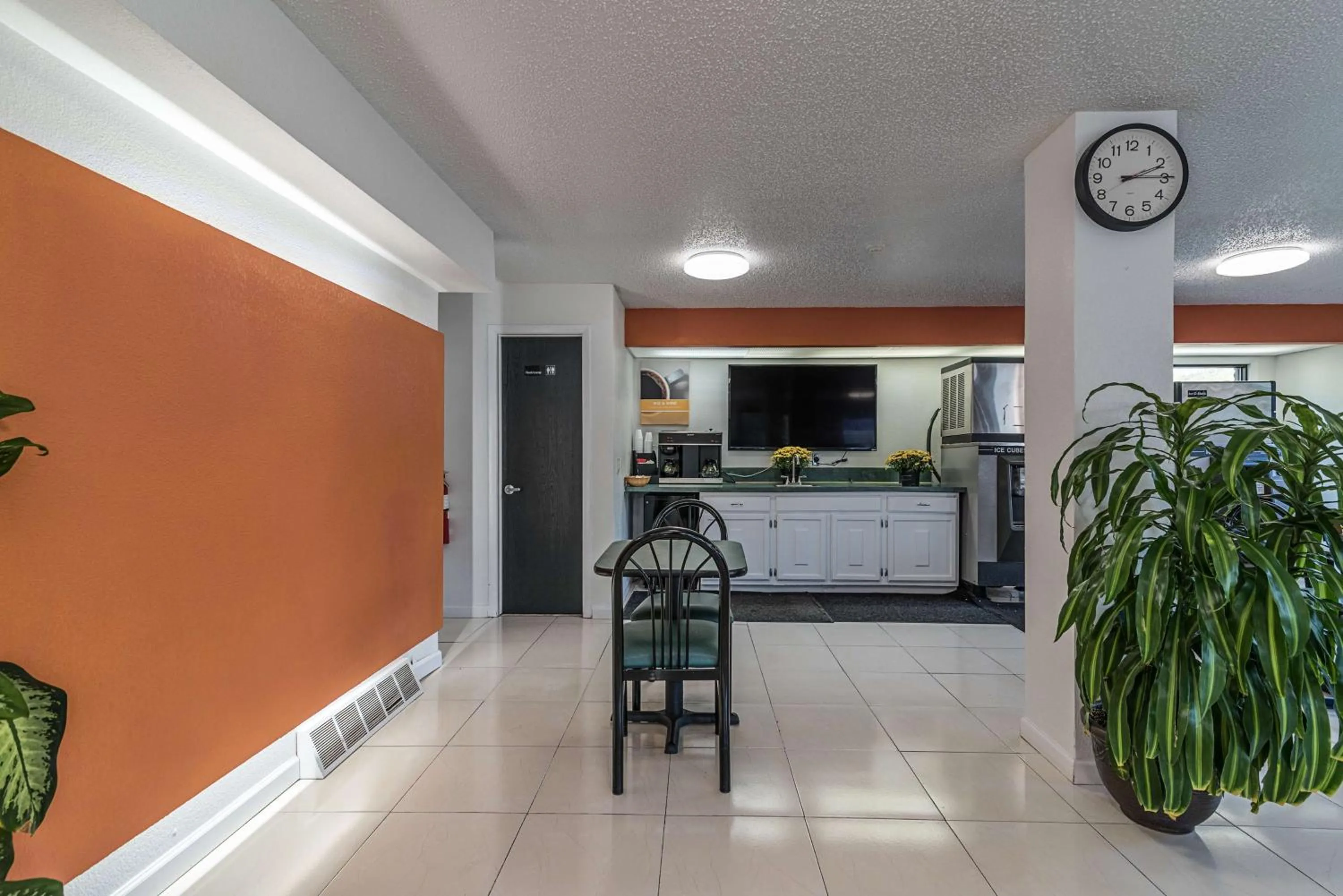 Communal lounge/ TV room in MOTEL 6 - Albany, NY - Airport