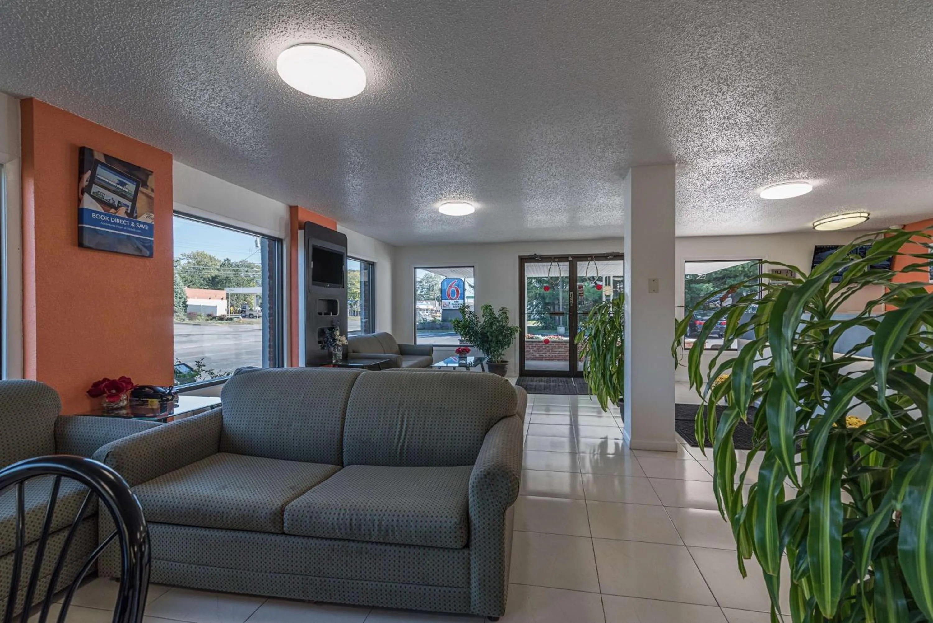 Communal lounge/ TV room in MOTEL 6 - Albany, NY - Airport