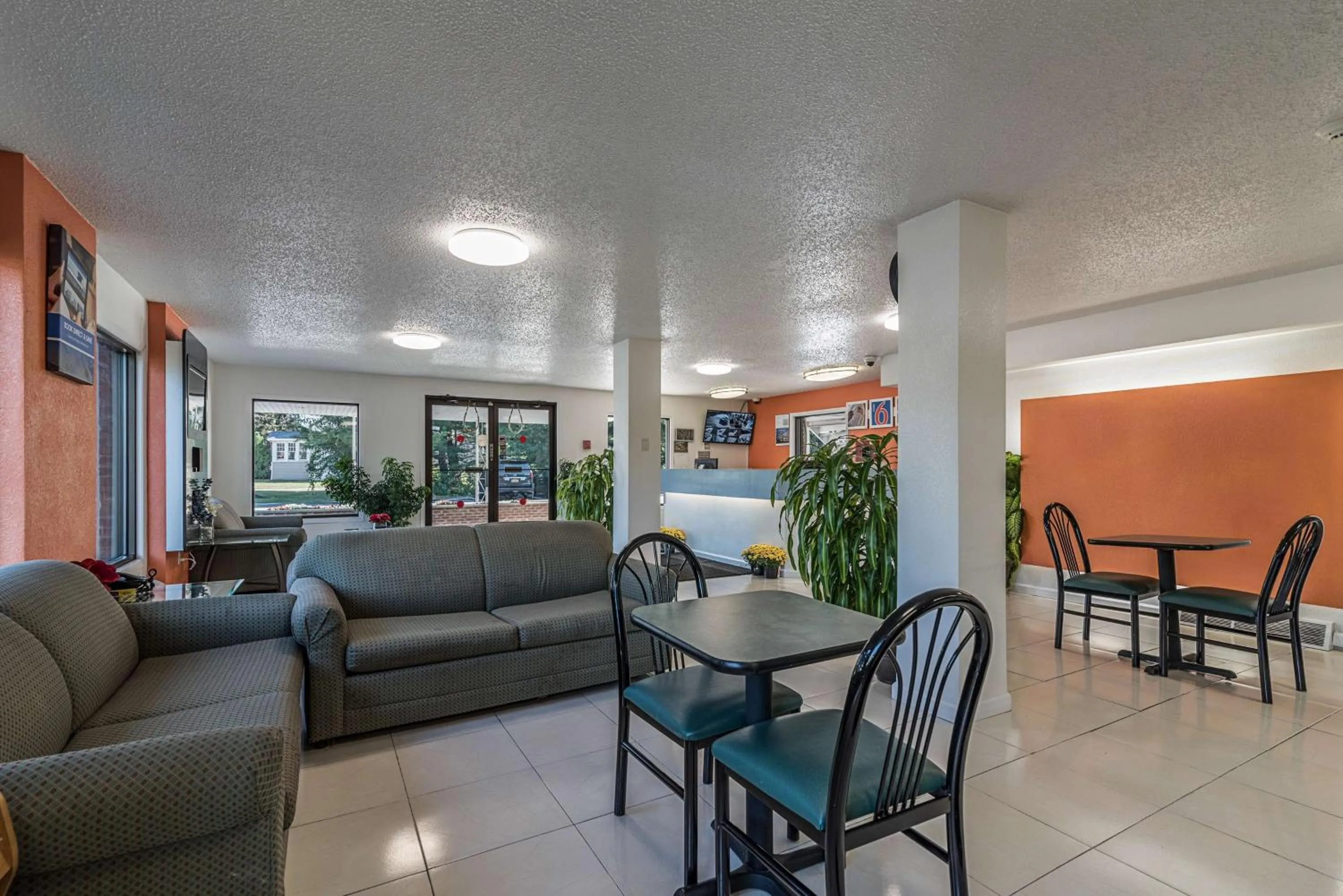 Communal lounge/ TV room in MOTEL 6 - Albany, NY - Airport