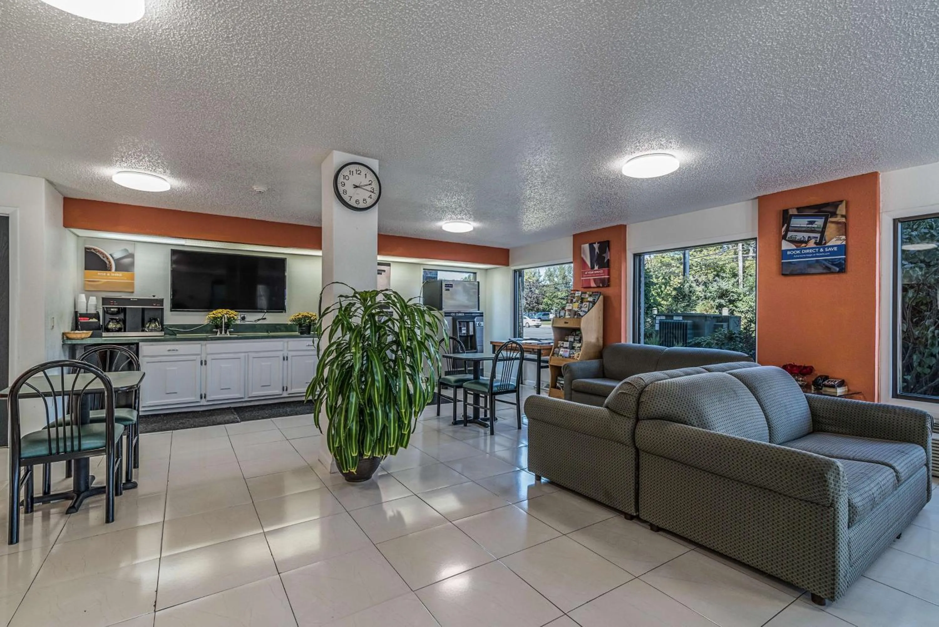 Communal lounge/ TV room in MOTEL 6 - Albany, NY - Airport