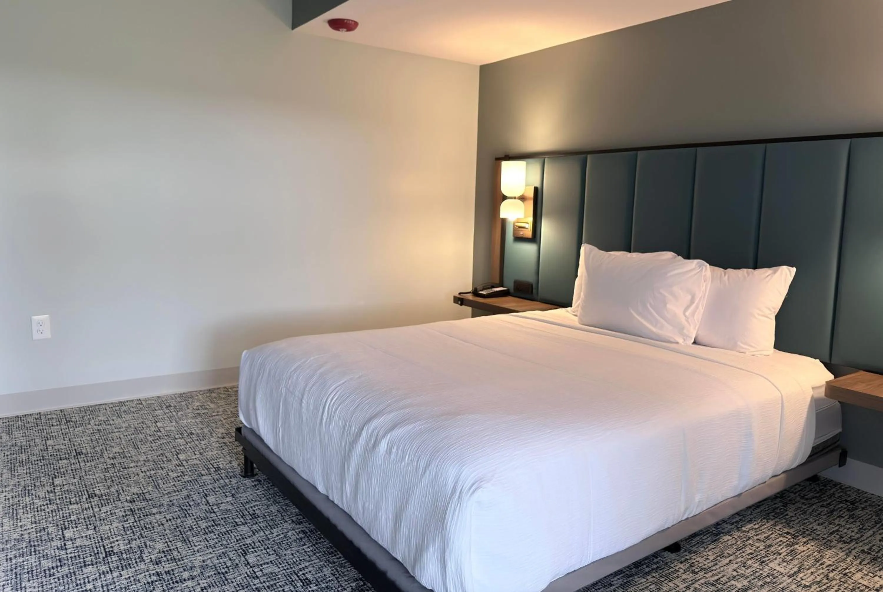 Photo of the whole room, Bed in Wingate by Wyndham Geneva at SPIRE Academy