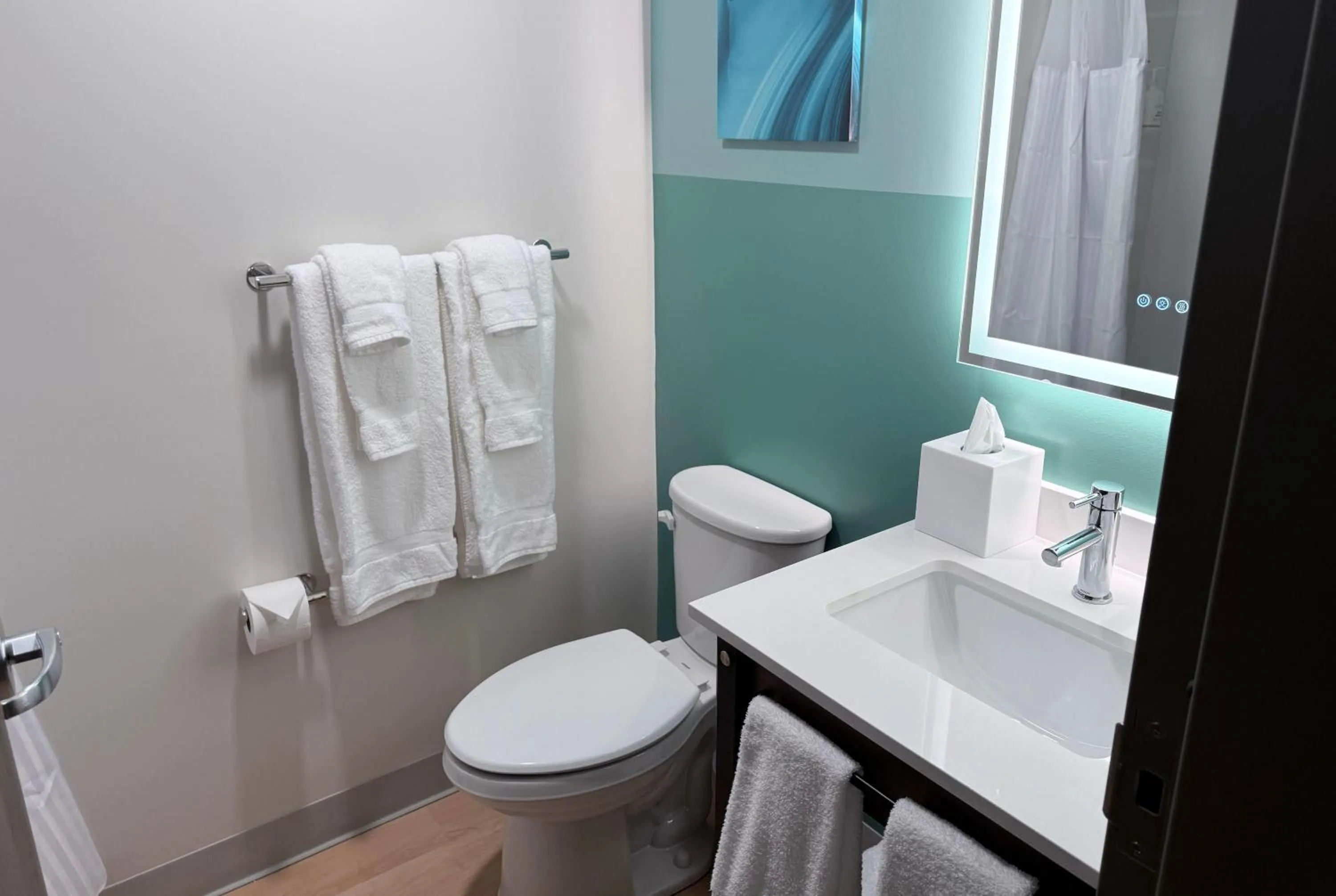 Bathroom in Wingate by Wyndham Geneva at SPIRE Academy