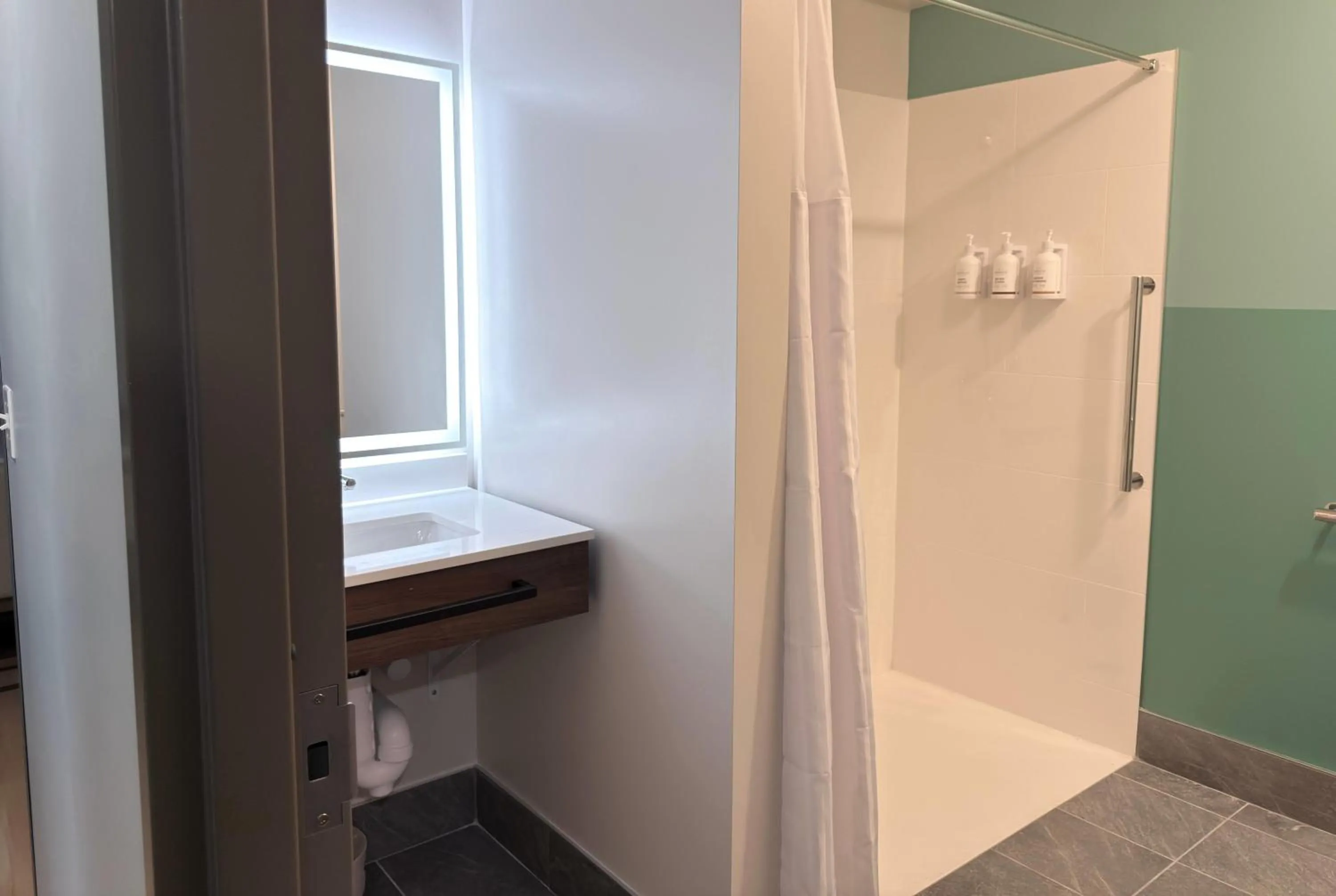 Bathroom in Wingate by Wyndham Geneva at SPIRE Academy
