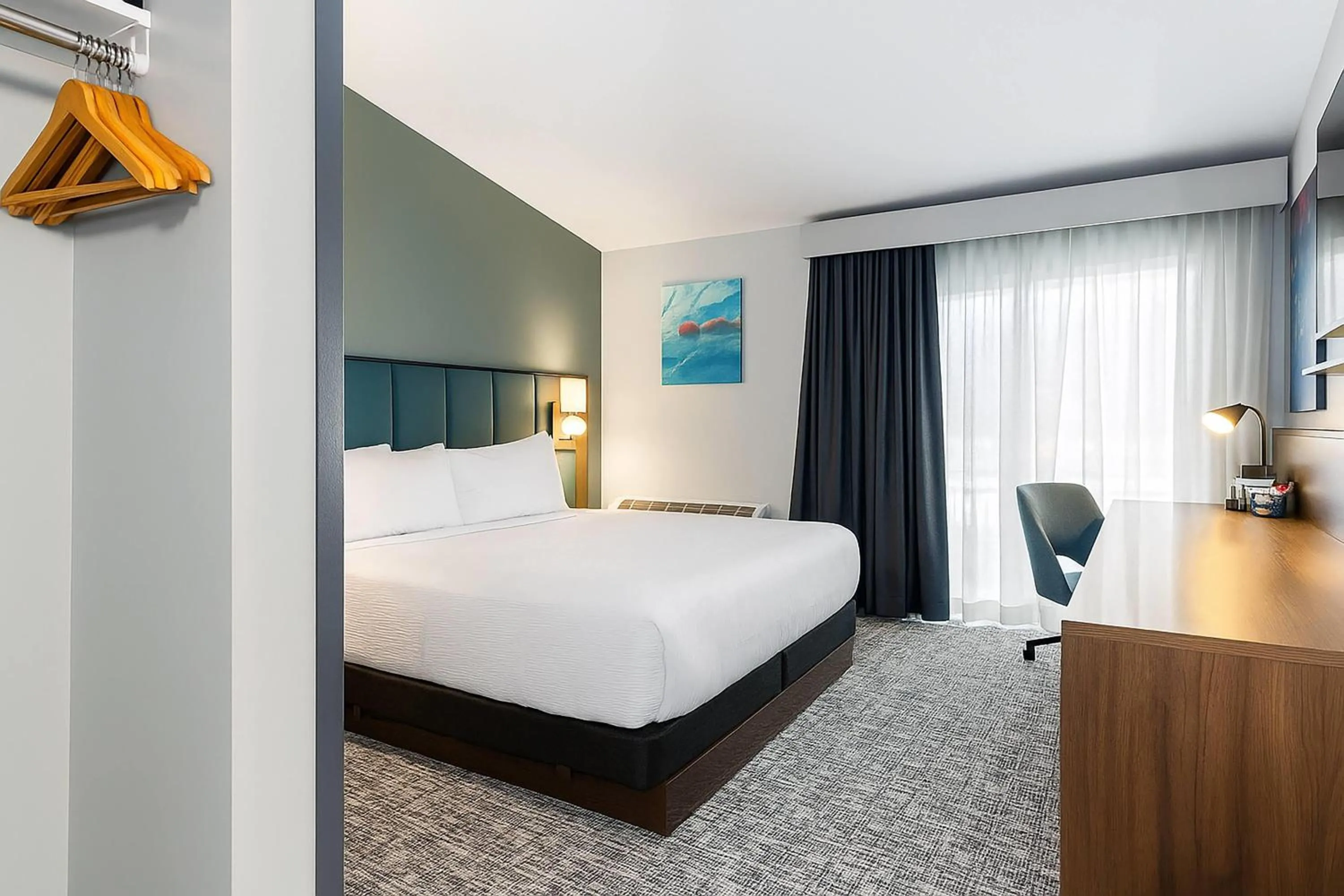 Photo of the whole room, Bed in Wingate by Wyndham Geneva at SPIRE Academy