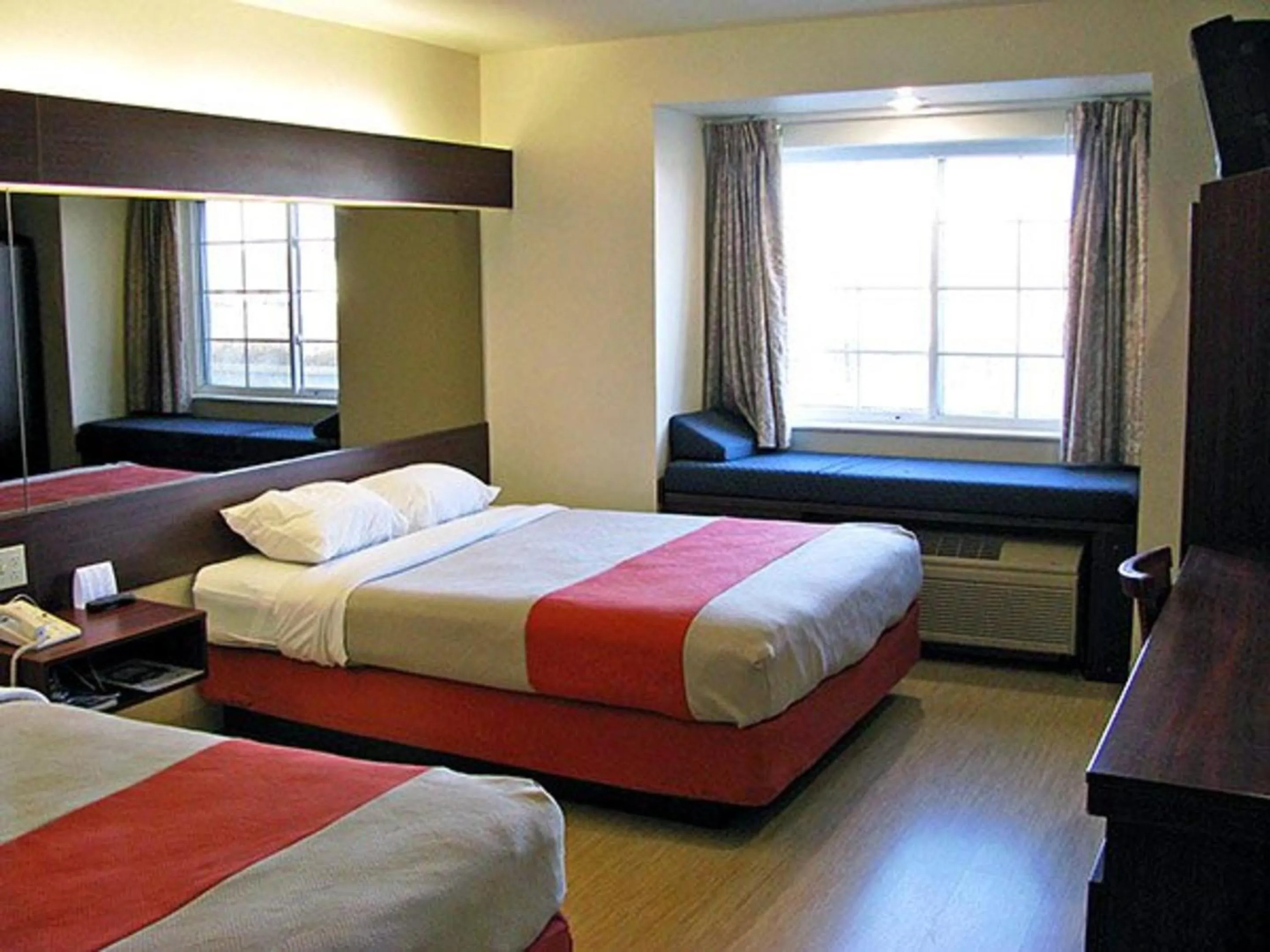 Photo of the whole room, Bed in Motel 6-Huron, OH - Sandusky