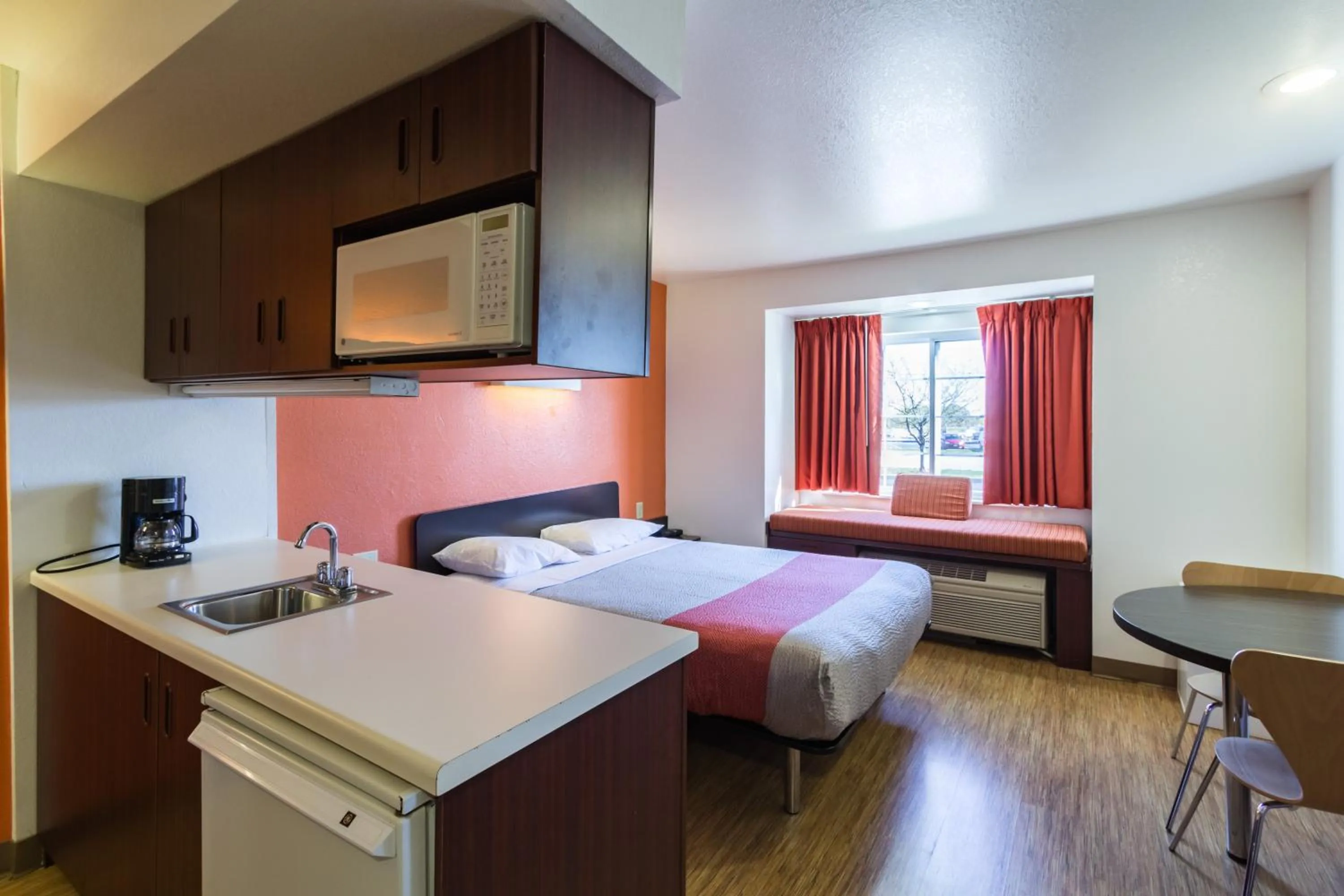 Photo of the whole room, Bed in Motel 6-Huron, OH - Sandusky