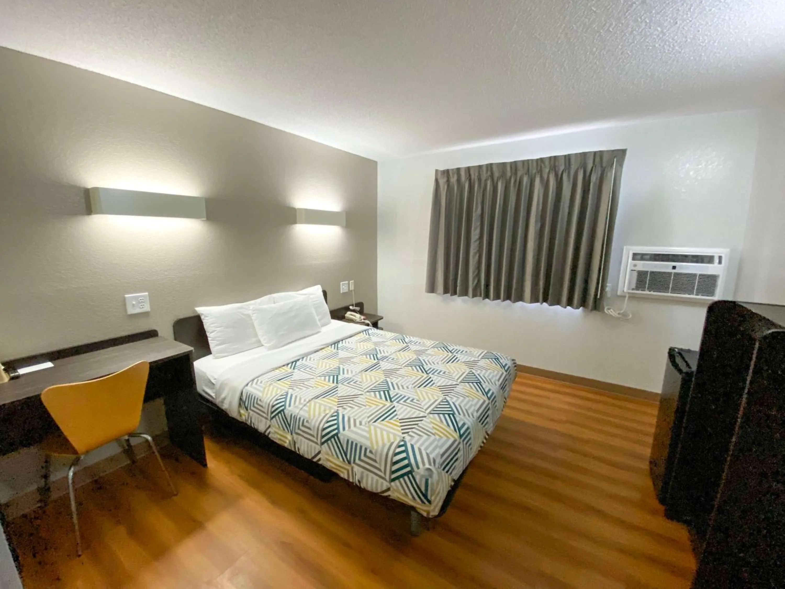 Bedroom, Bed in Motel 6-Salisbury, MD