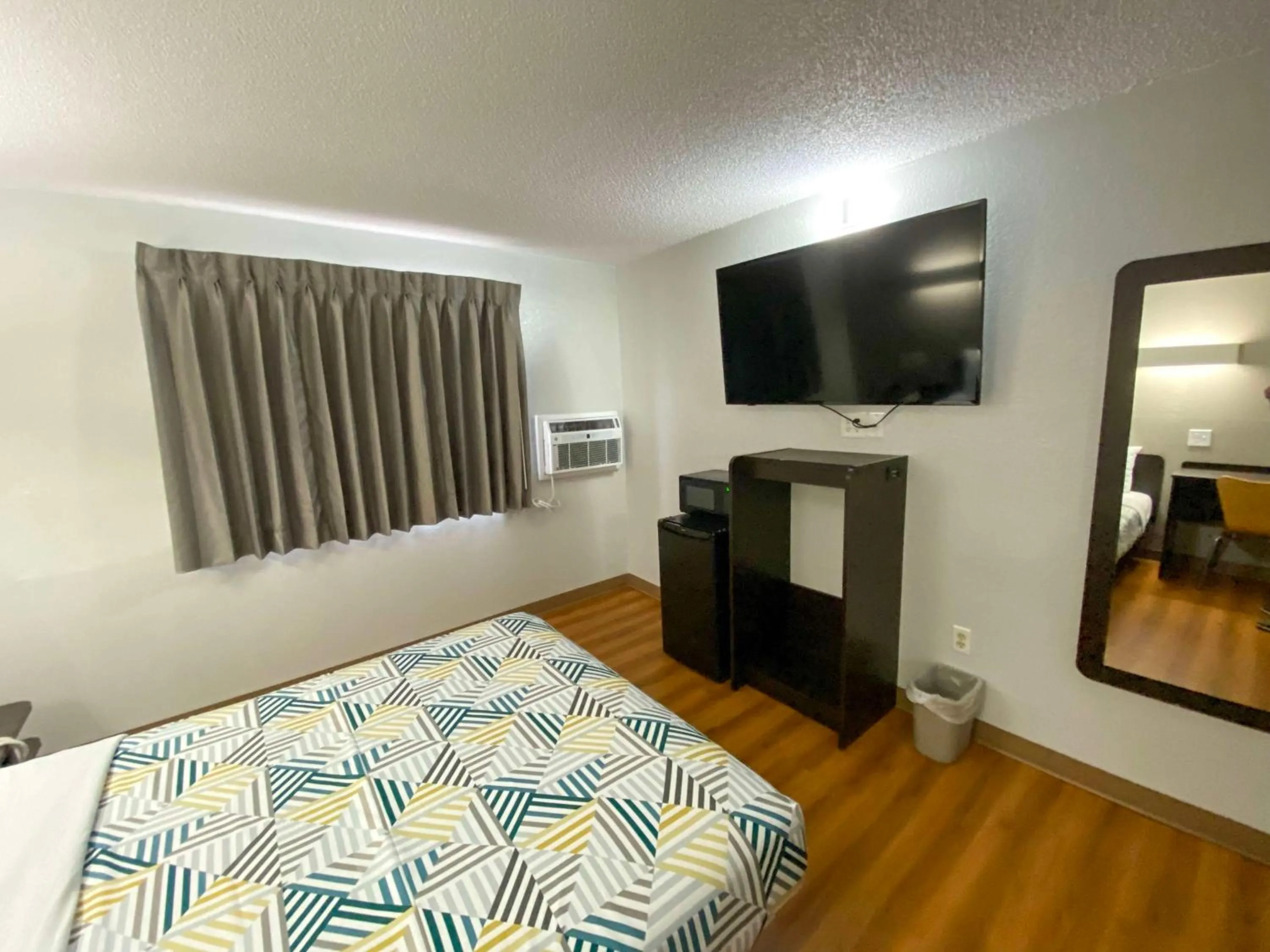 Bedroom, Bed in Motel 6-Salisbury, MD