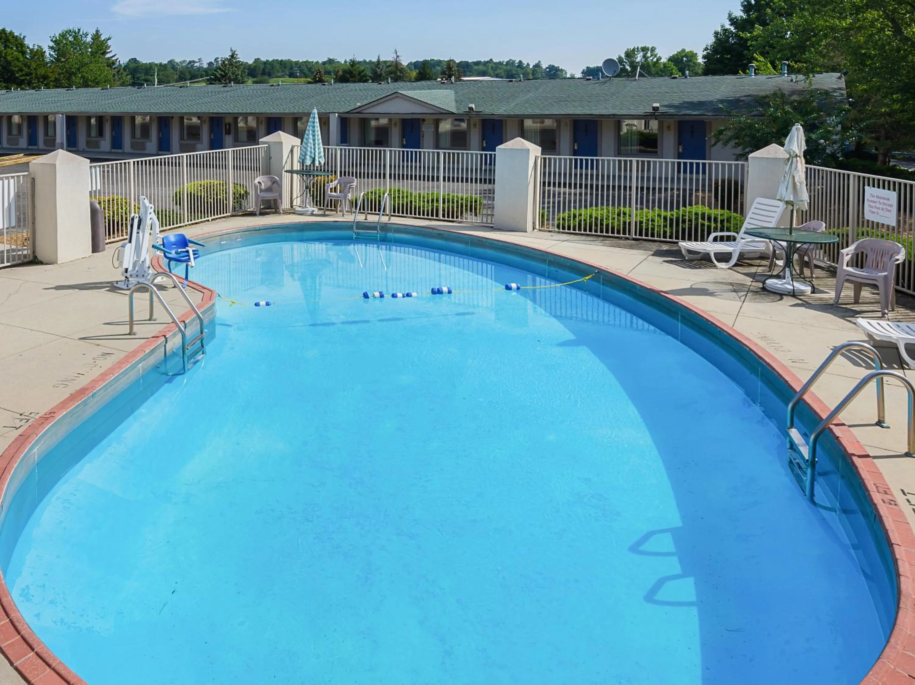 Swimming pool in Rodeway Inn