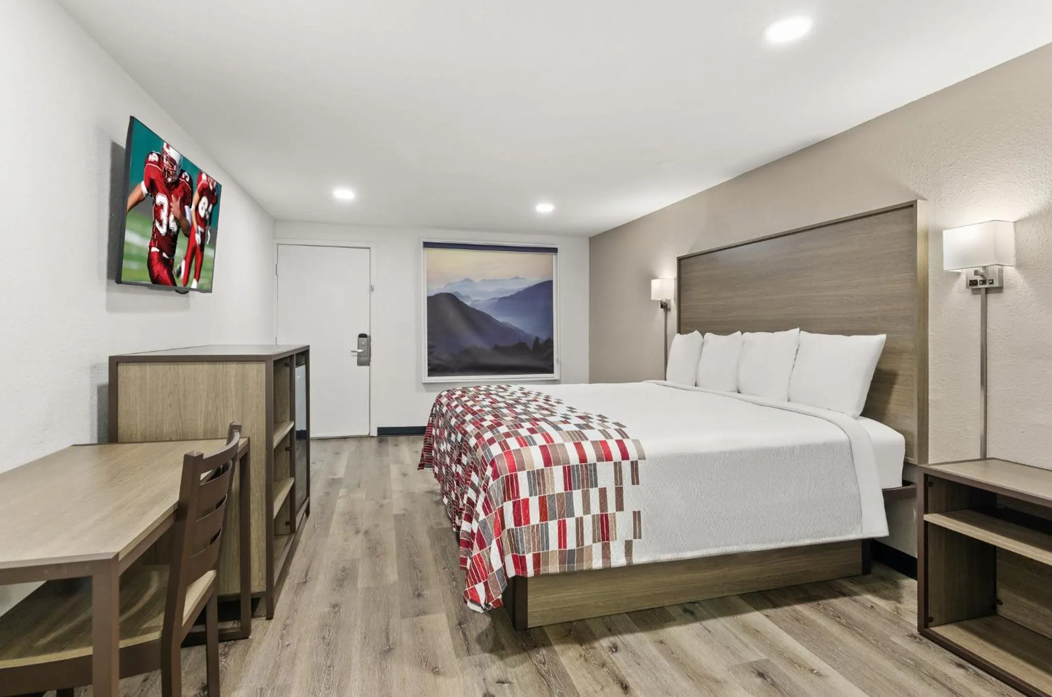 Photo of the whole room, Bed in Red Roof Inn Wytheville