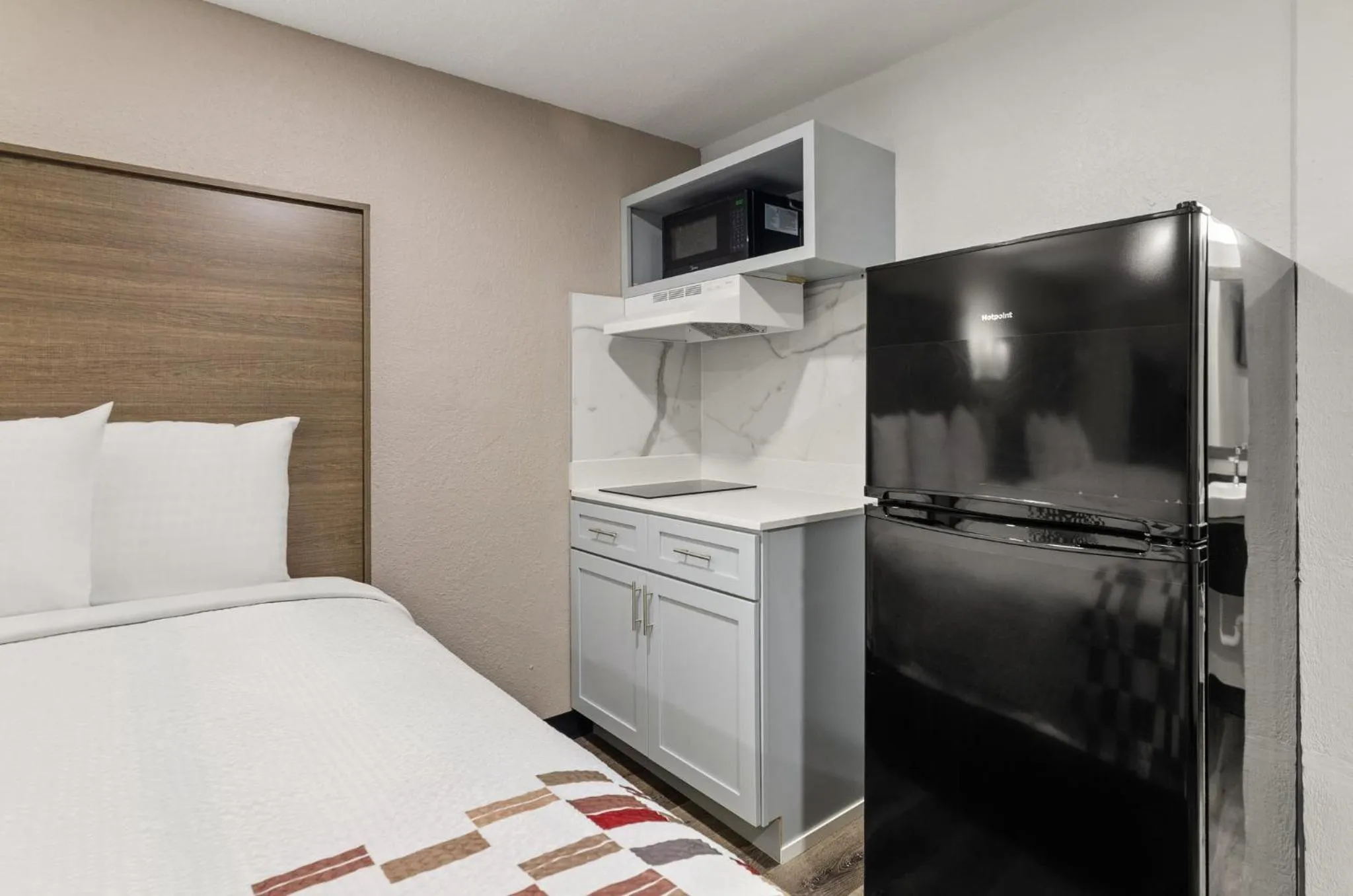 Kitchen or kitchenette, Bed in Red Roof Inn Wytheville