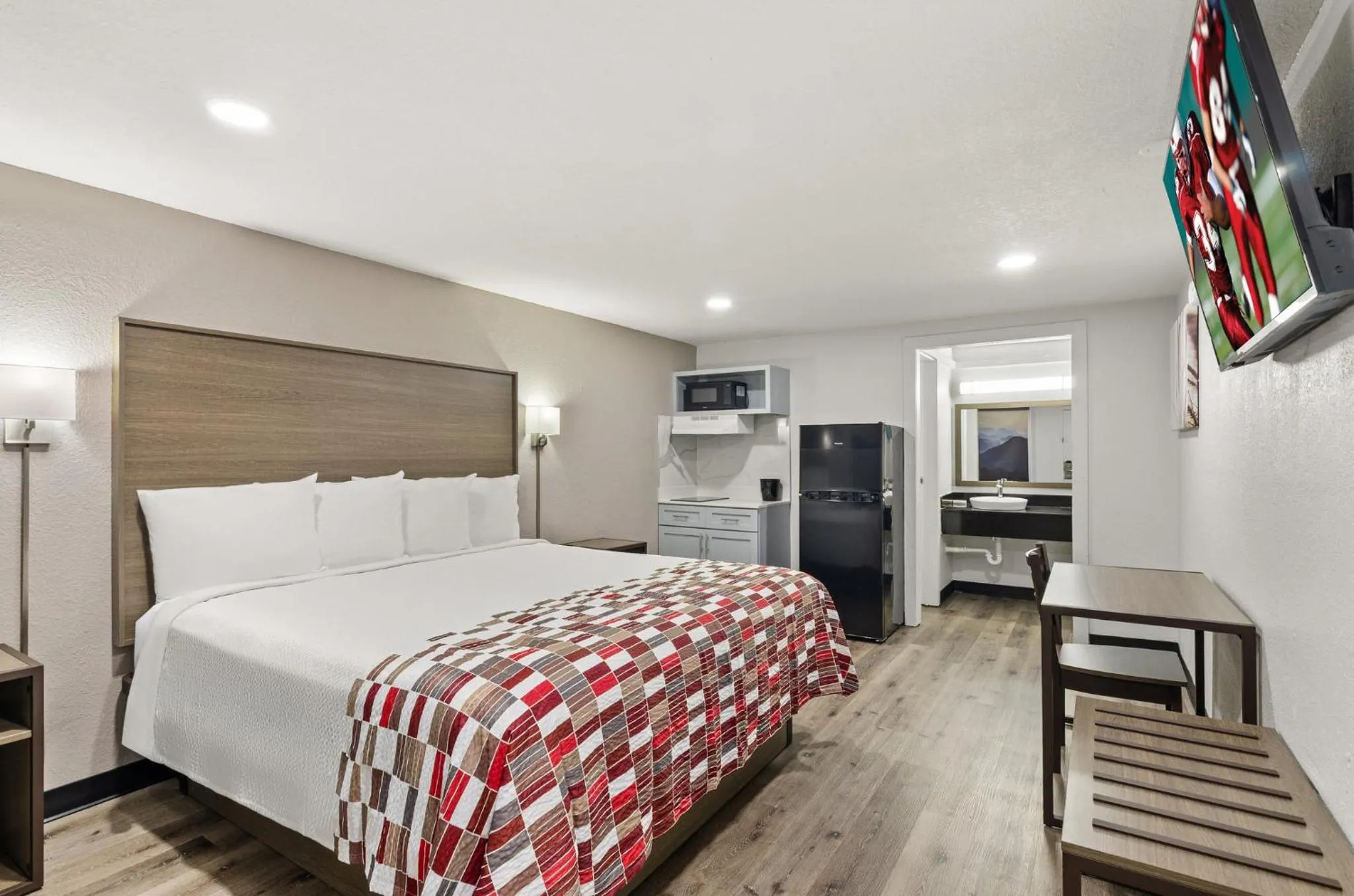 Photo of the whole room, Bed in Red Roof Inn Wytheville