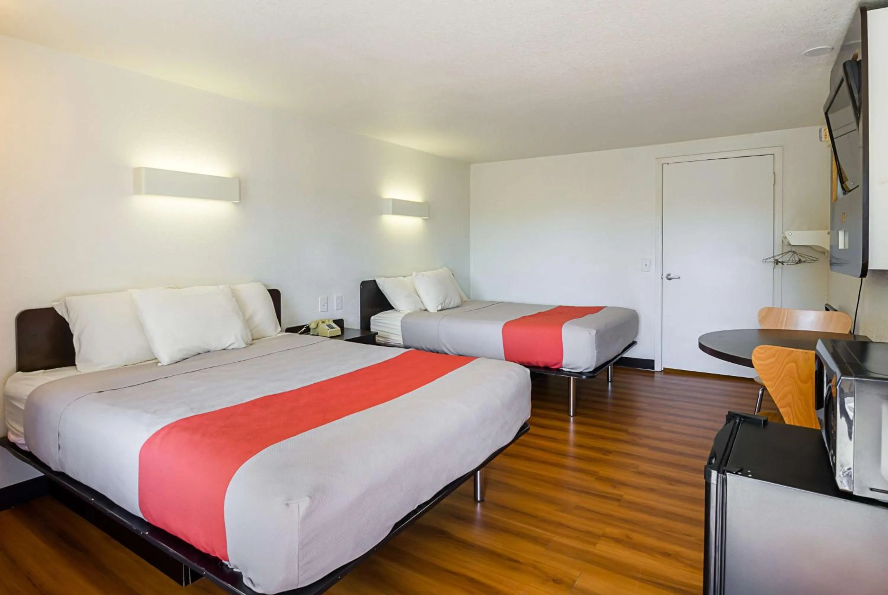 TV and multimedia in Rodeway Inn