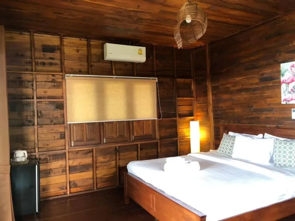 Photo of the whole room, Bed in Itsara bungalow