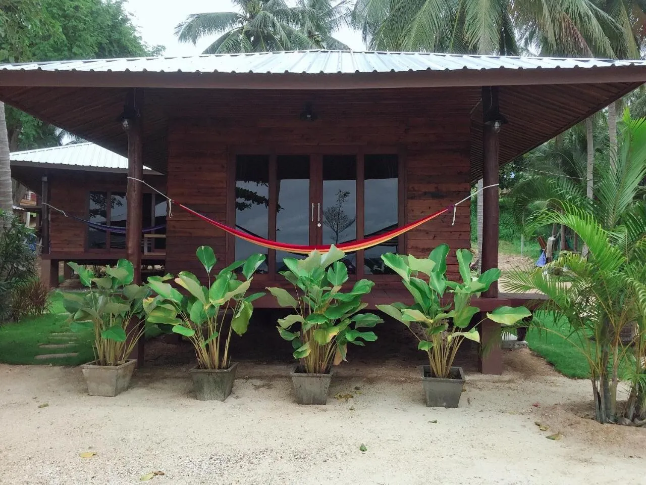 Facade/entrance in Itsara bungalow