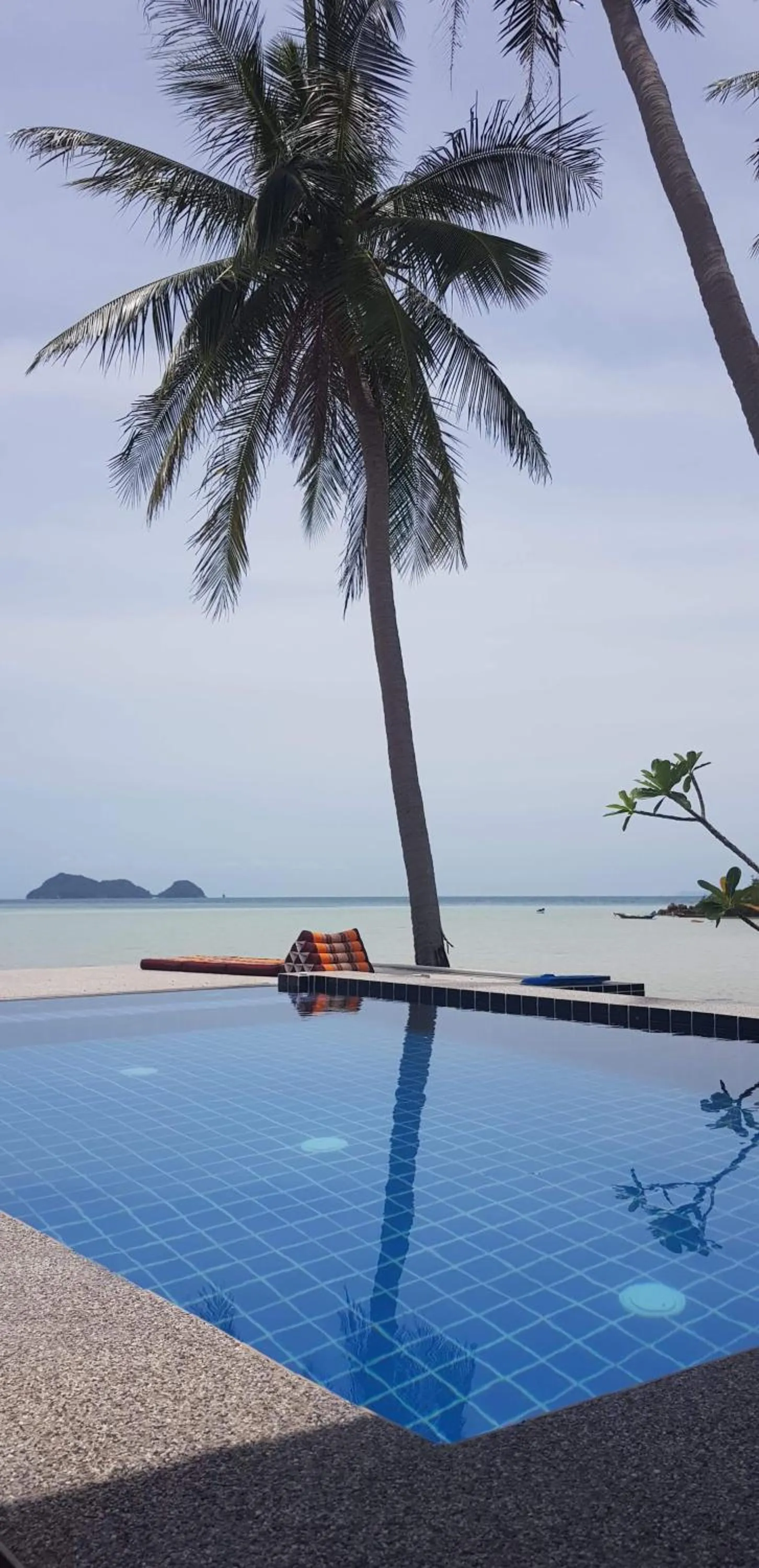 Swimming pool in Itsara bungalow