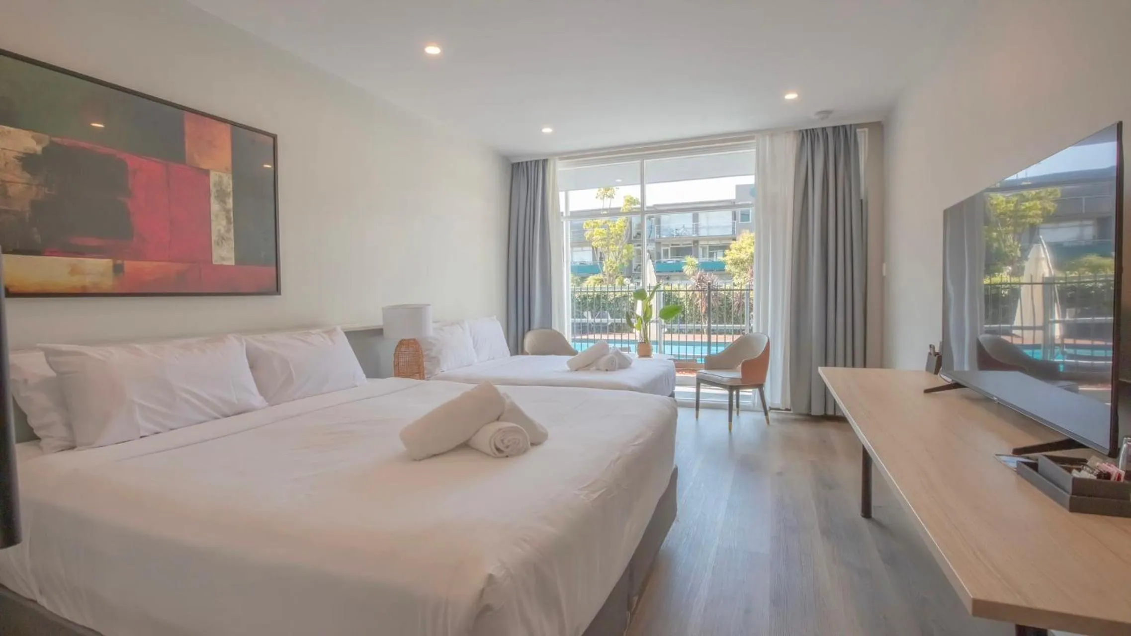 Pool view, Bed in The Parkmore Hotel