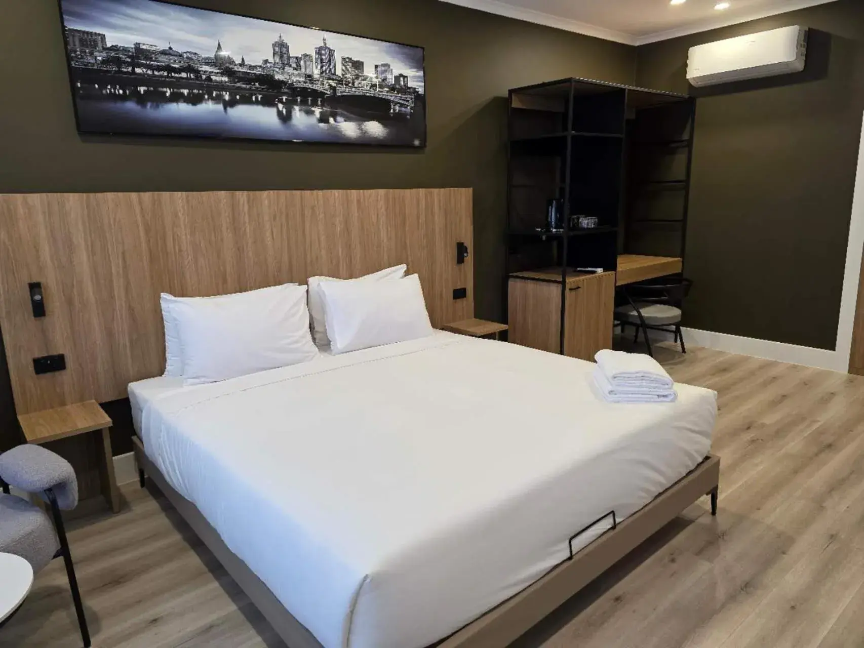 Deluxe King Room in Park Inn by Radisson Melbourne Carlton Deluxe King Room in Park Inn by Radisson Melbourne Carlton