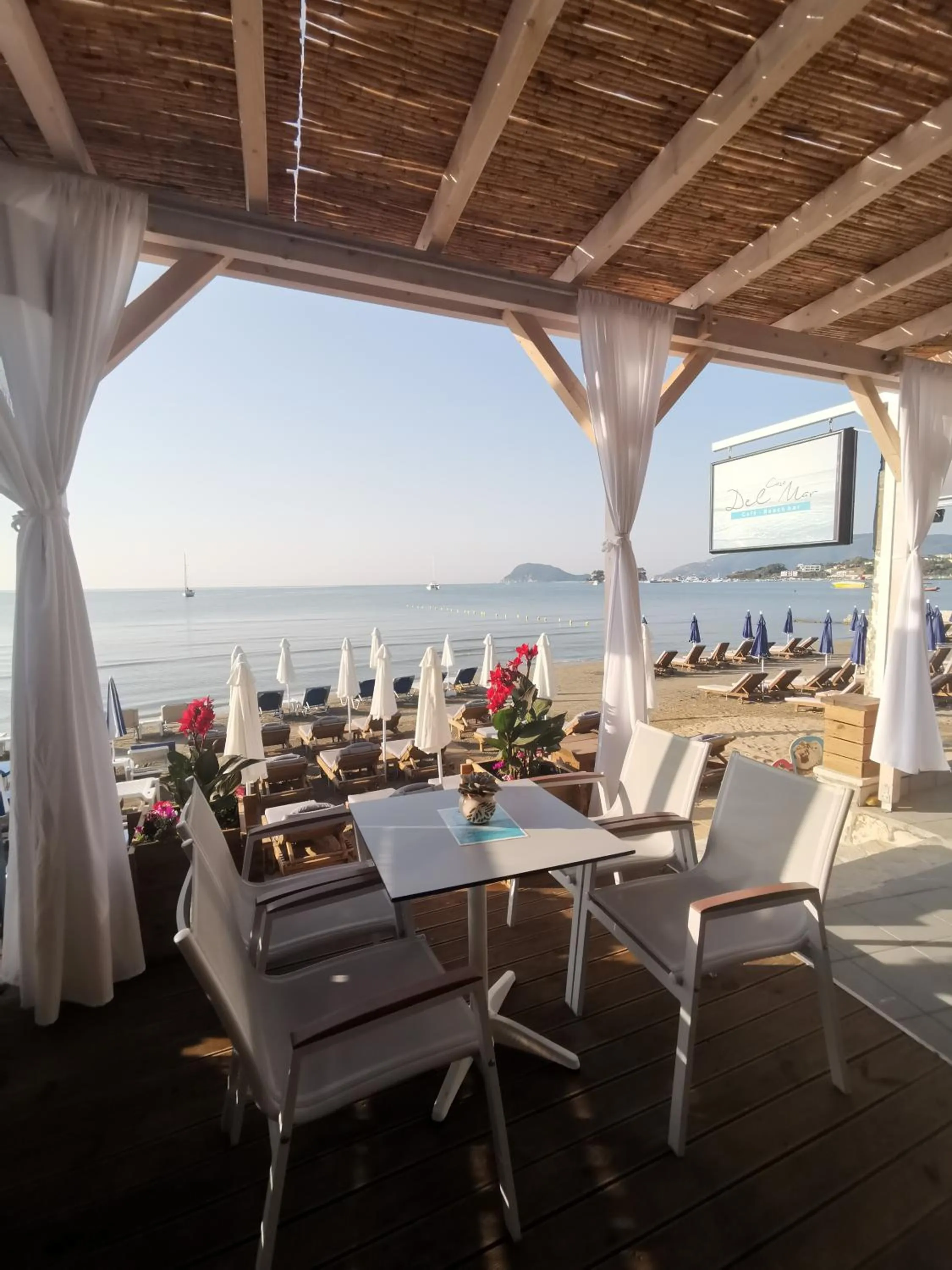 Restaurant/places to eat in Casa Del Mar