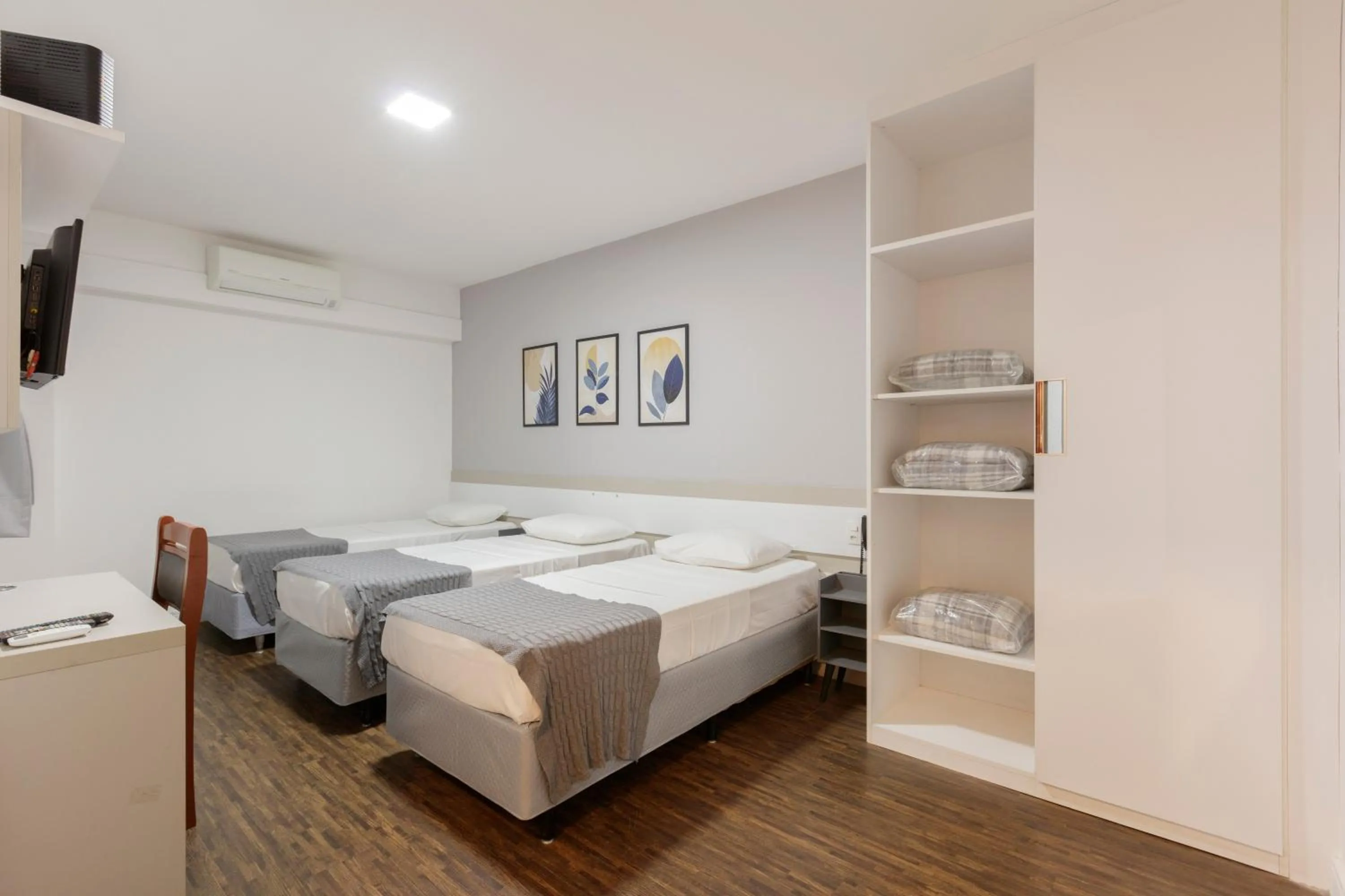 Photo of the whole room, Bed in Cardim Plaza Hotel