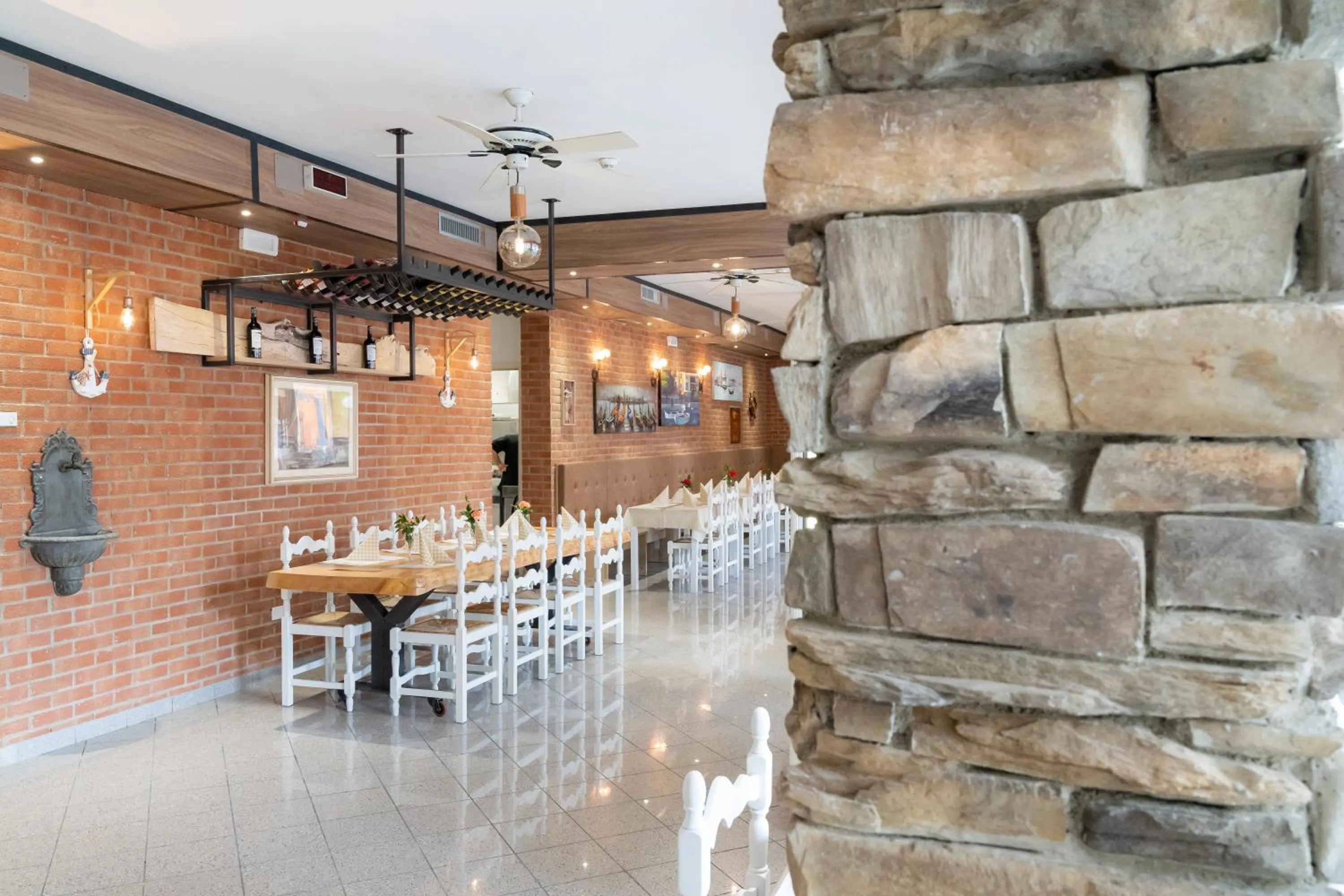 Restaurant/places to eat in Hotel Esperia