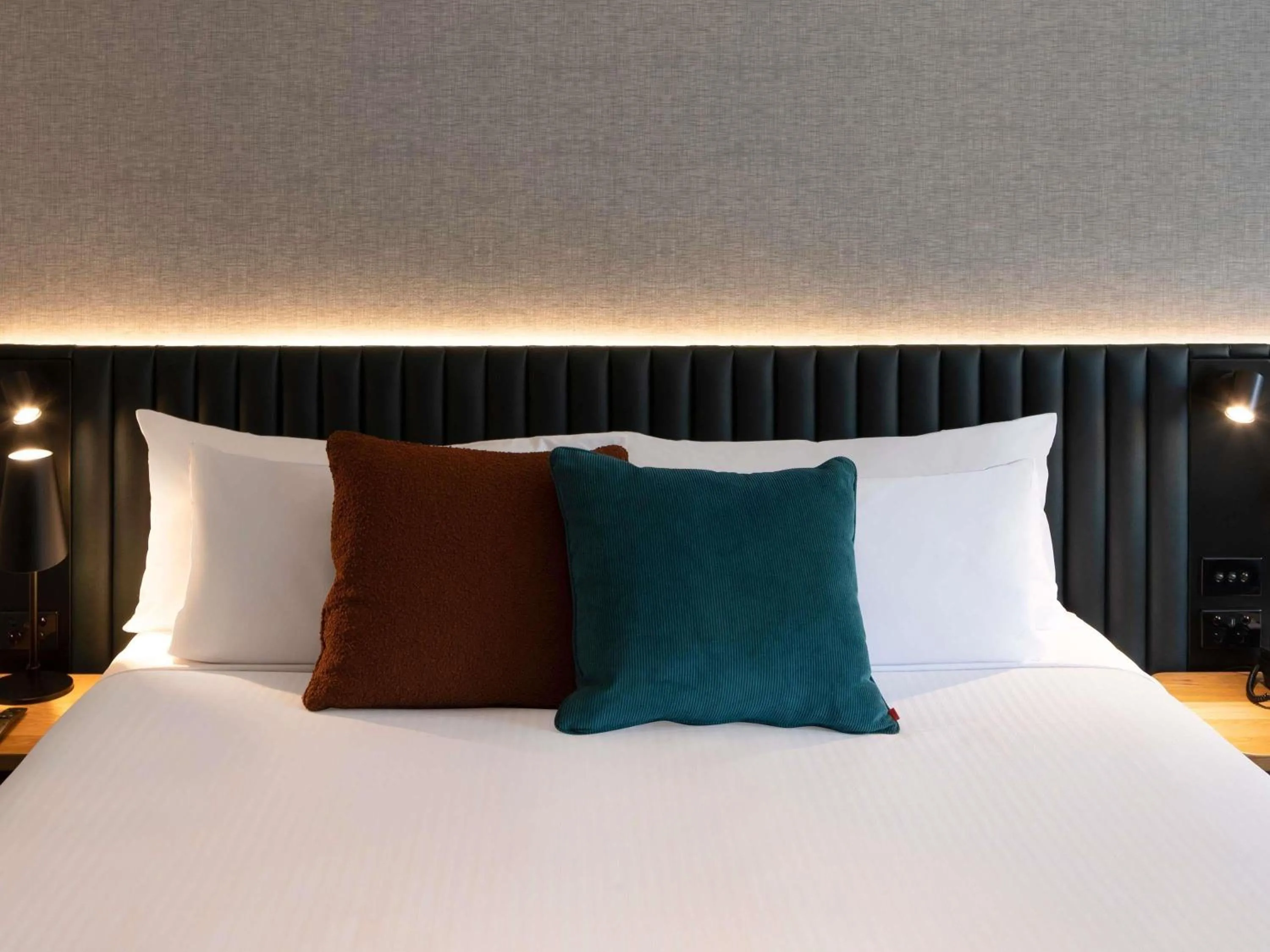 Bedroom, Bed in Novotel Sydney City Centre