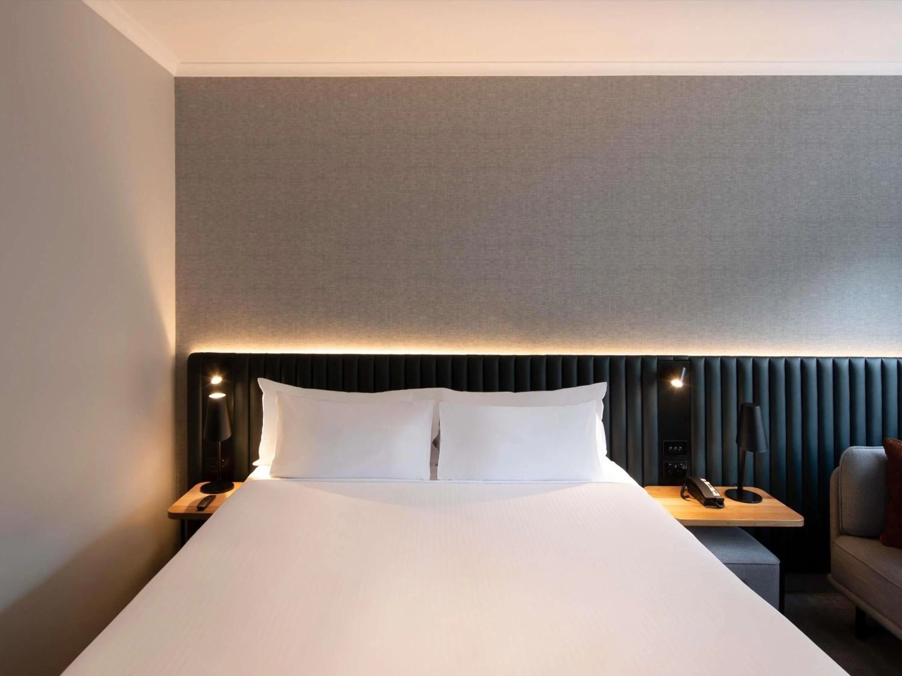 Bedroom, Bed in Novotel Sydney City Centre