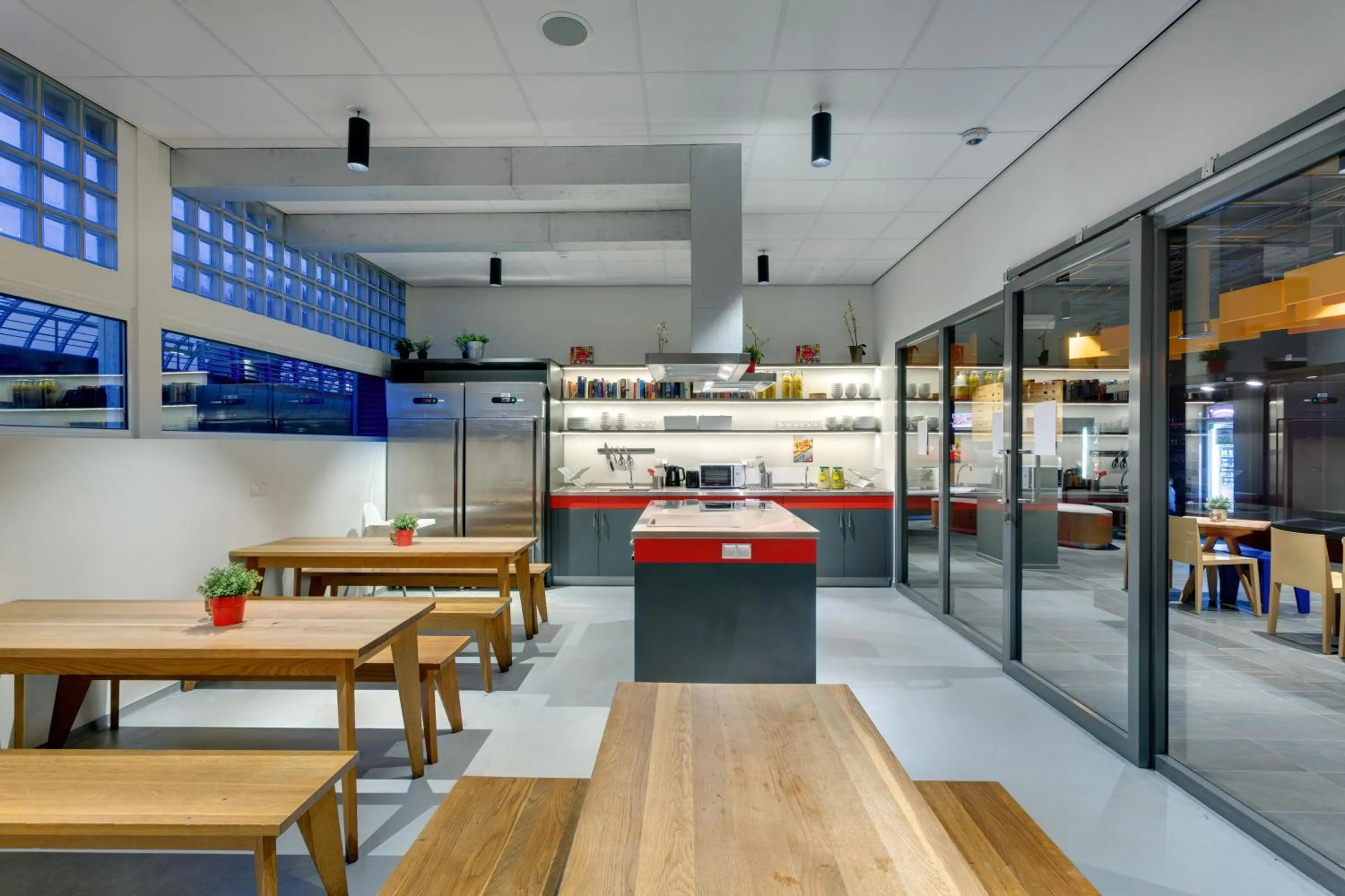 Communal kitchen in MEININGER Hotel Amsterdam City West