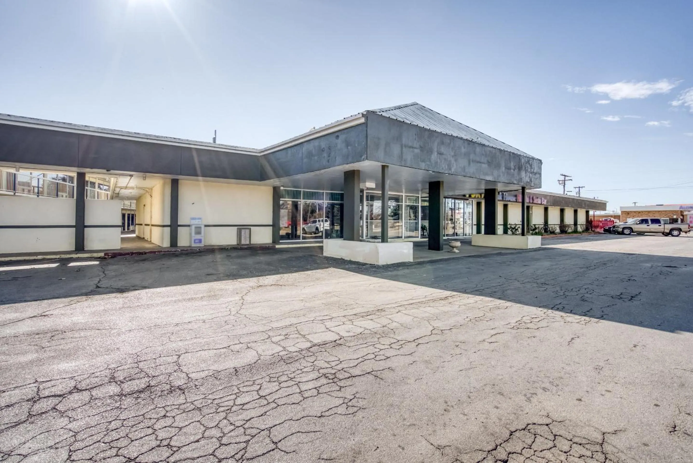 Facade/entrance in OYO Hotel Brownwood Hwy 67