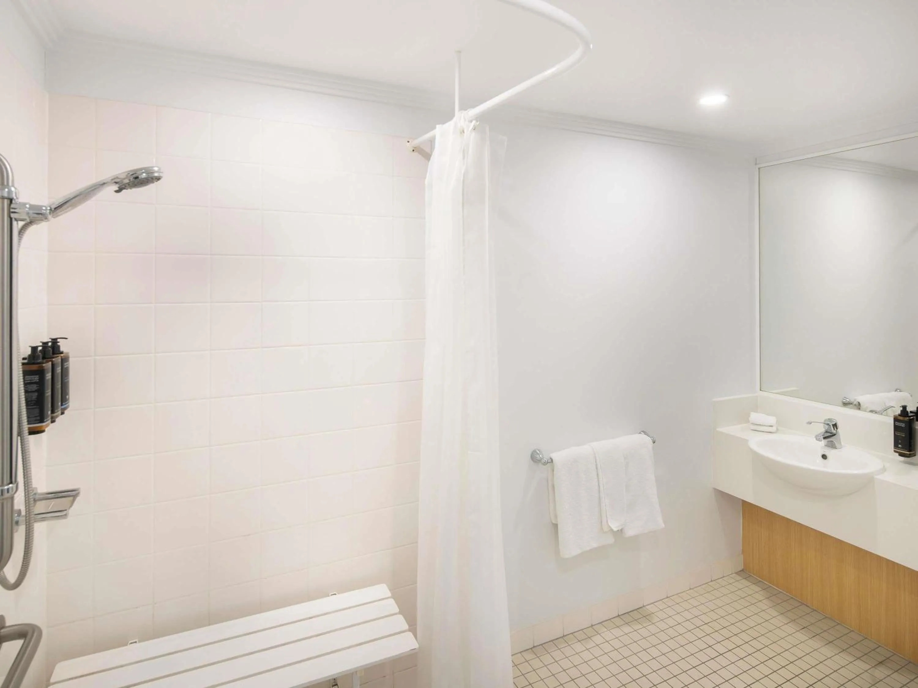 Shower in Mercure Sydney Macquarie Park