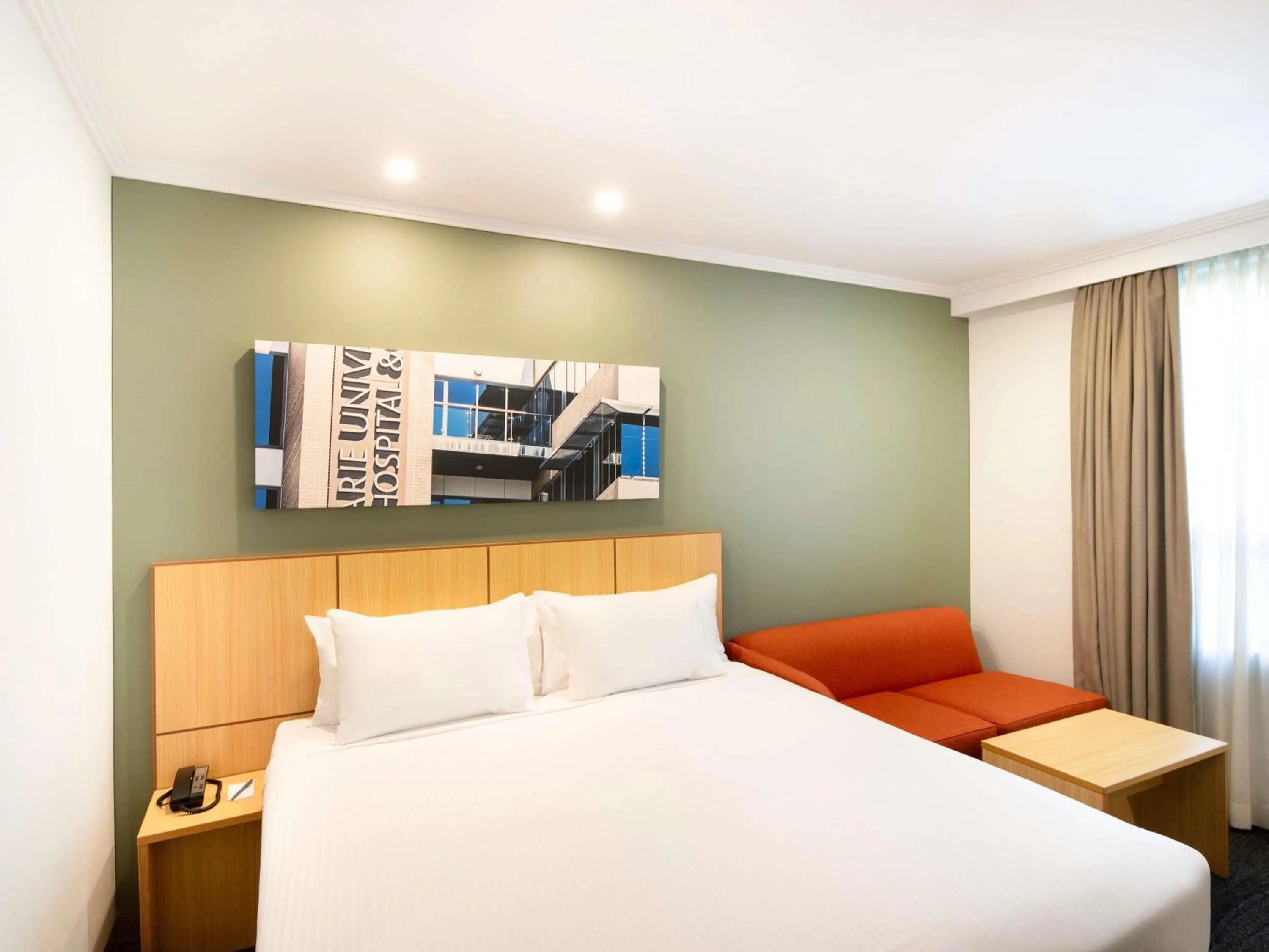 Bedroom, Bed in Mercure Sydney Macquarie Park