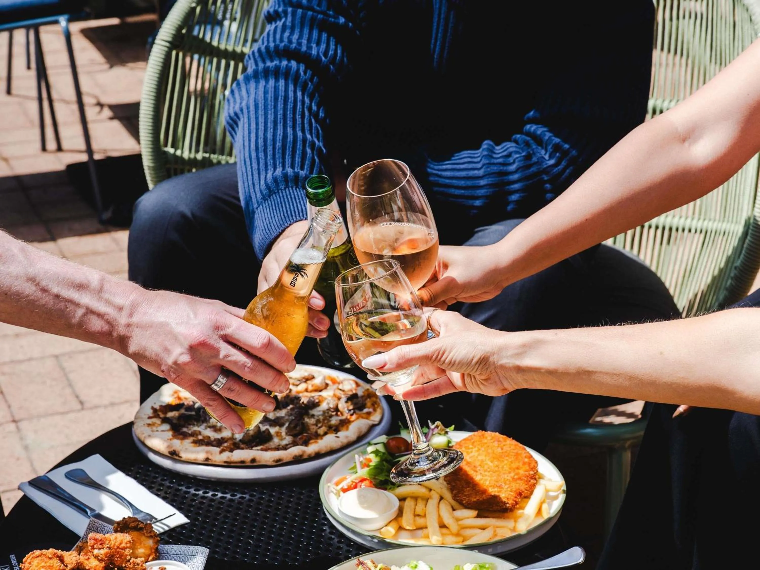 Lounge or bar in Mercure Sydney Macquarie Park