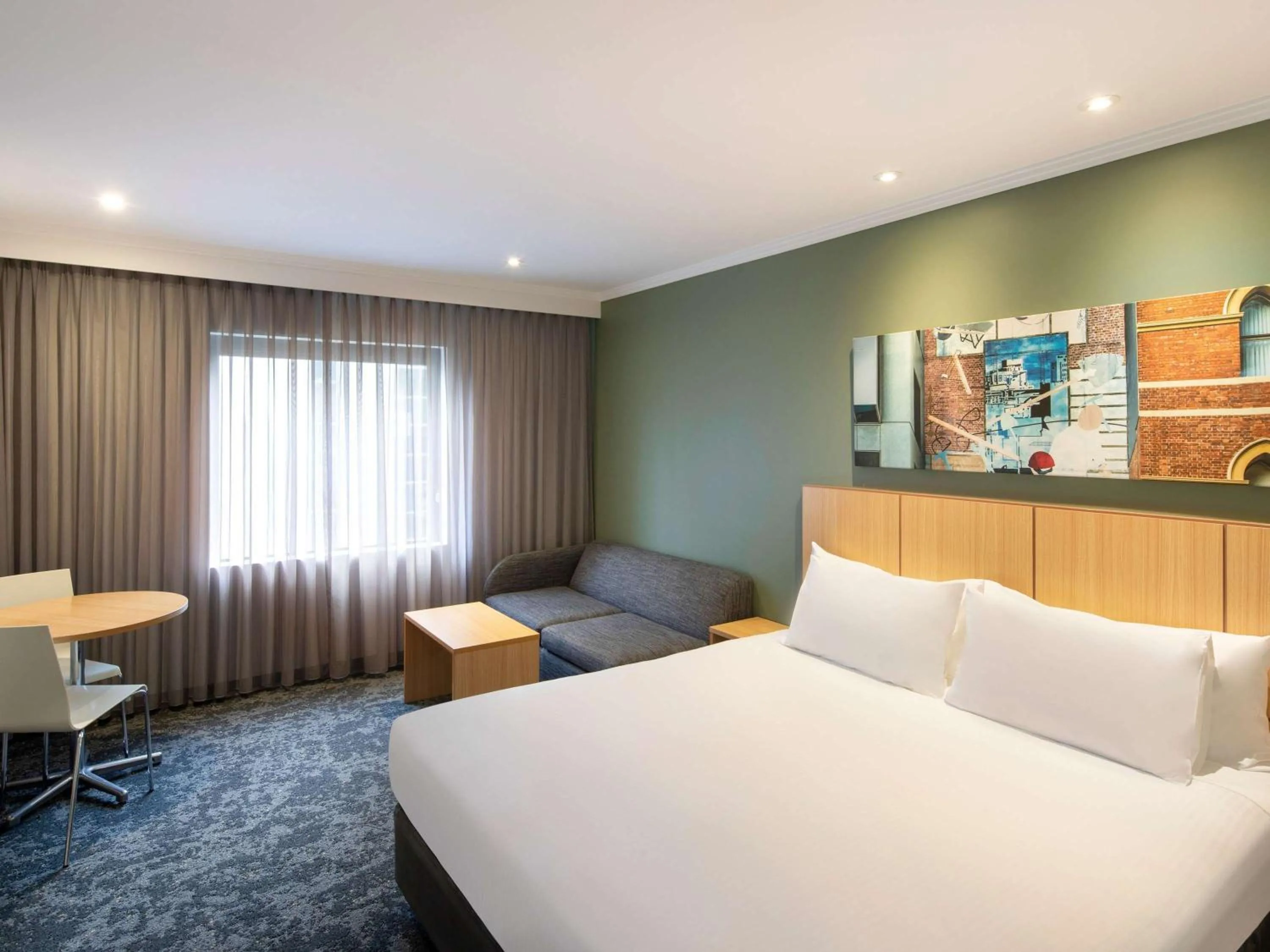 Deluxe Queen Room in Mercure Melbourne Southbank