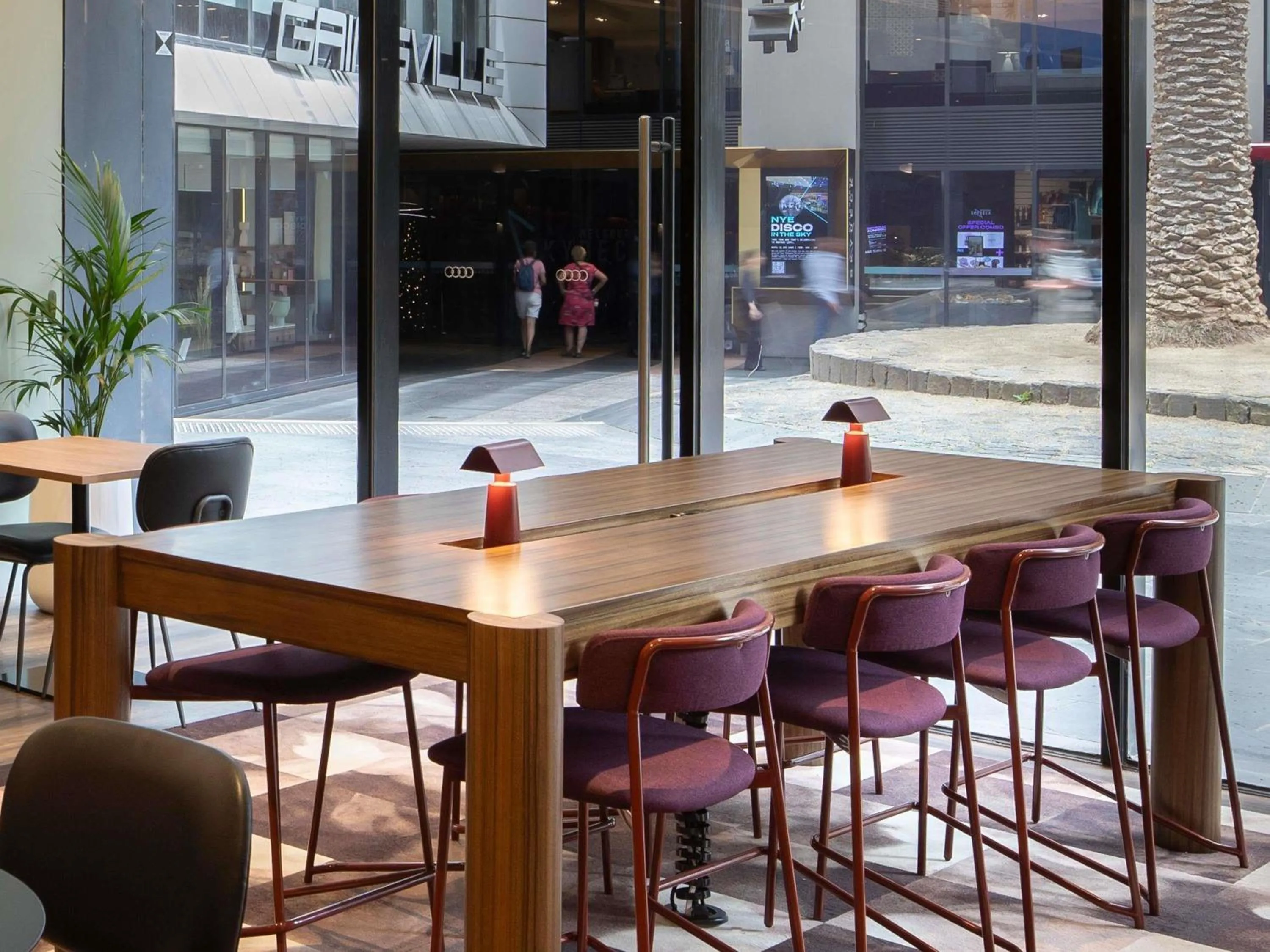 Lounge or bar in Mercure Melbourne Southbank