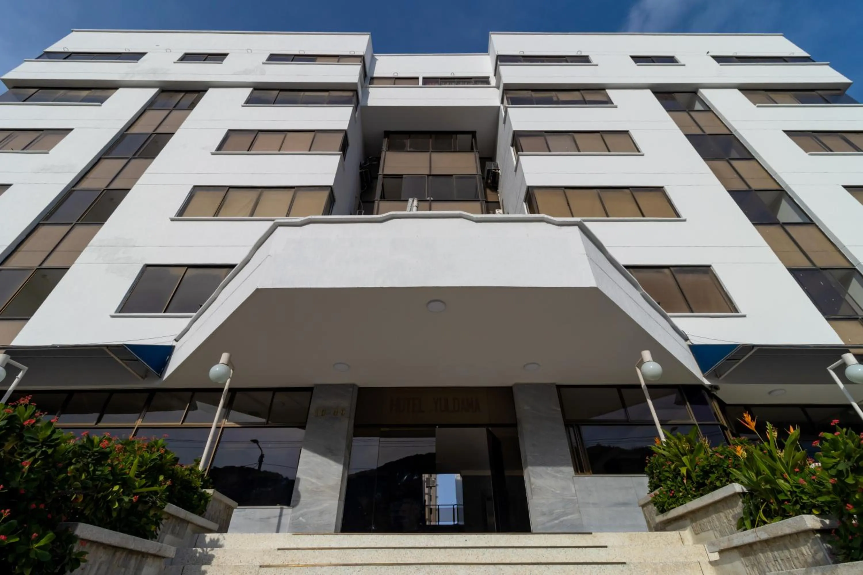 Facade/entrance in Hotel Axis Inn By GEH Suites