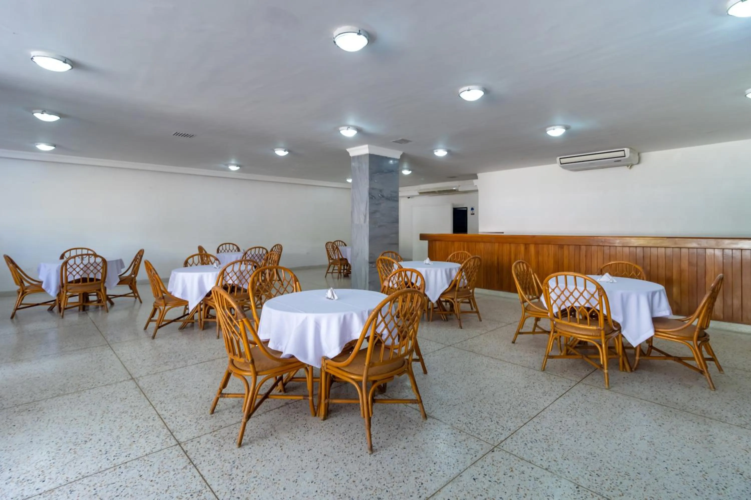 Restaurant/places to eat in Hotel Axis Inn By GEH Suites