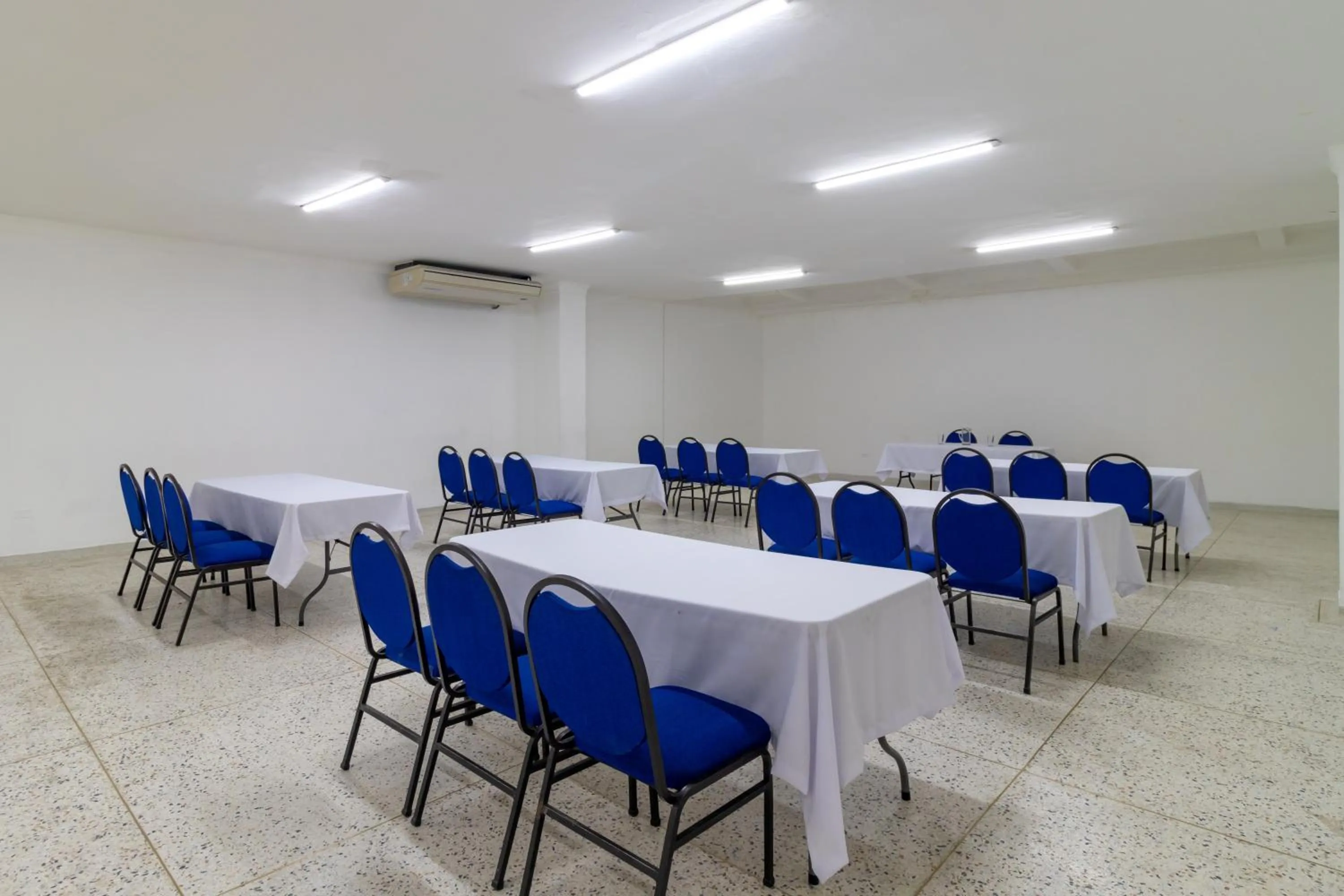 Meeting/conference room in Hotel Axis Inn By GEH Suites
