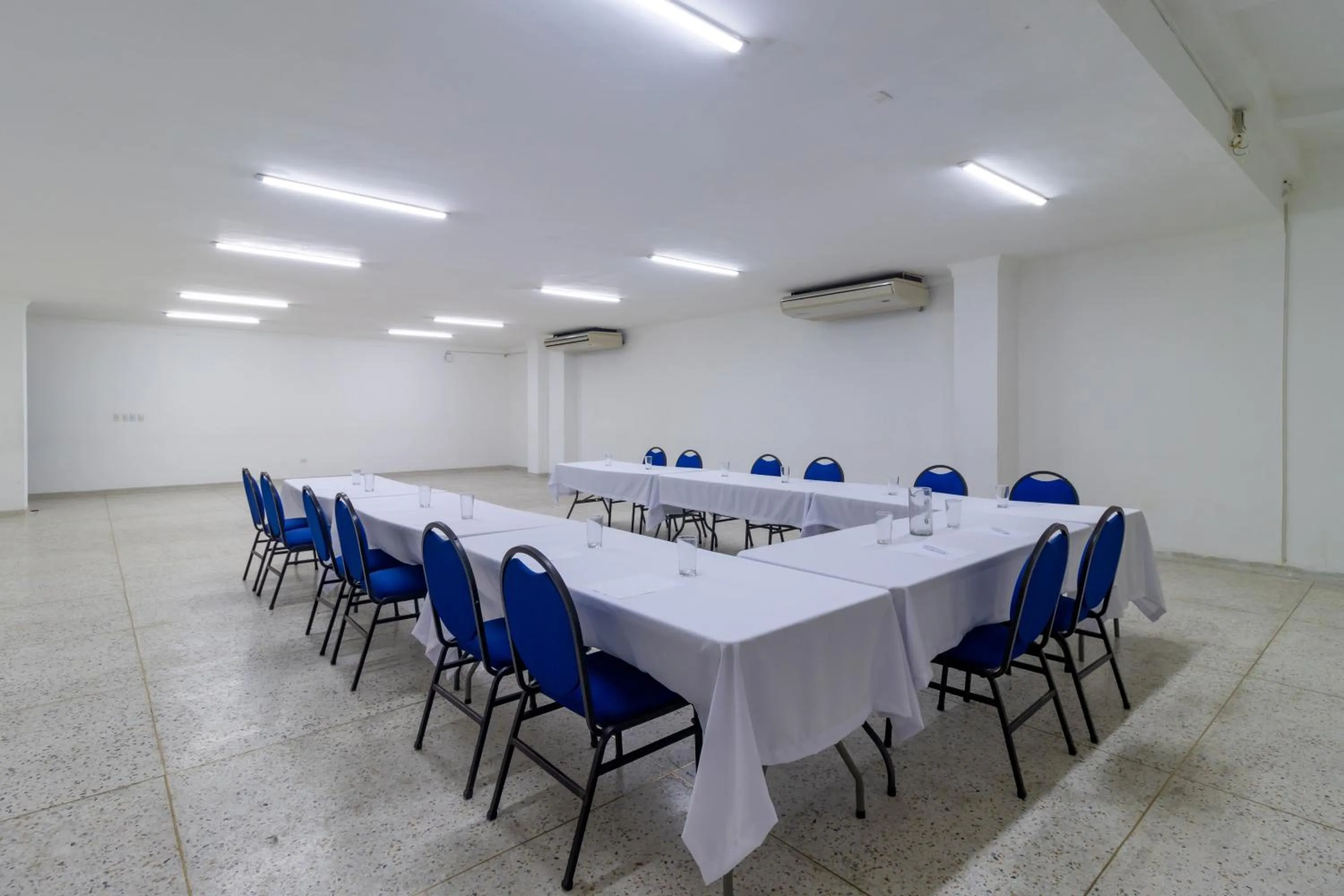 Meeting/conference room in Hotel Axis Inn By GEH Suites