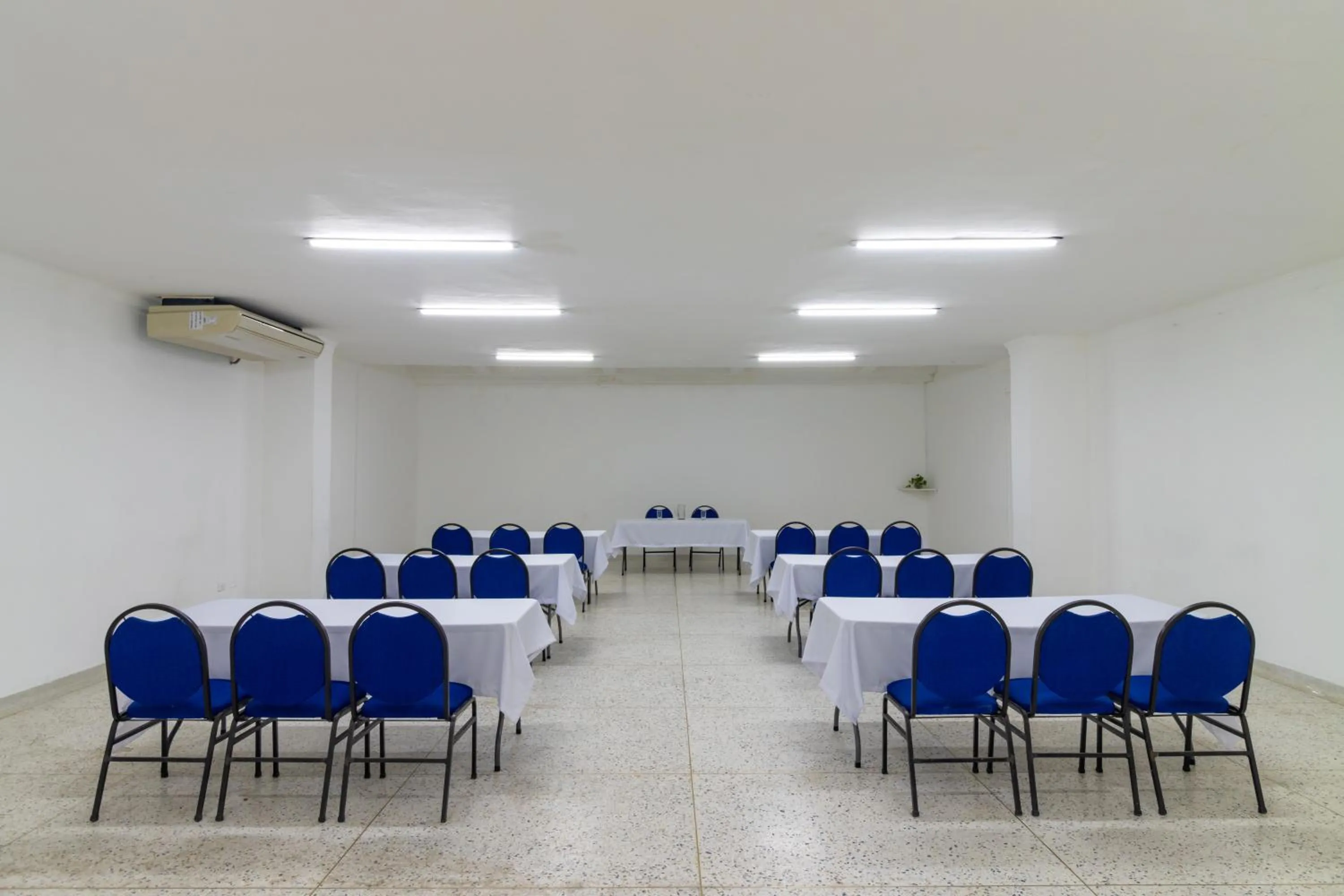 Meeting/conference room in Hotel Axis Inn By GEH Suites
