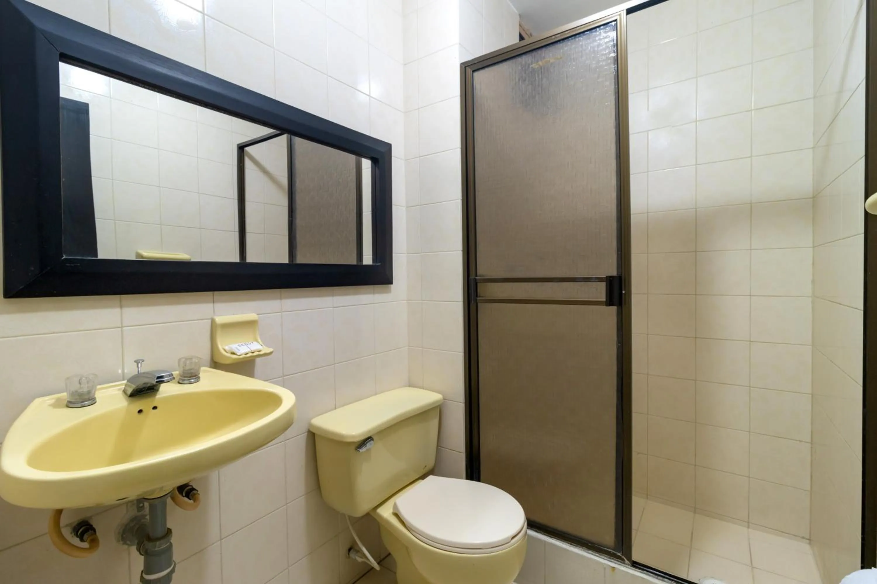 Shower in Hotel Axis Inn By GEH Suites