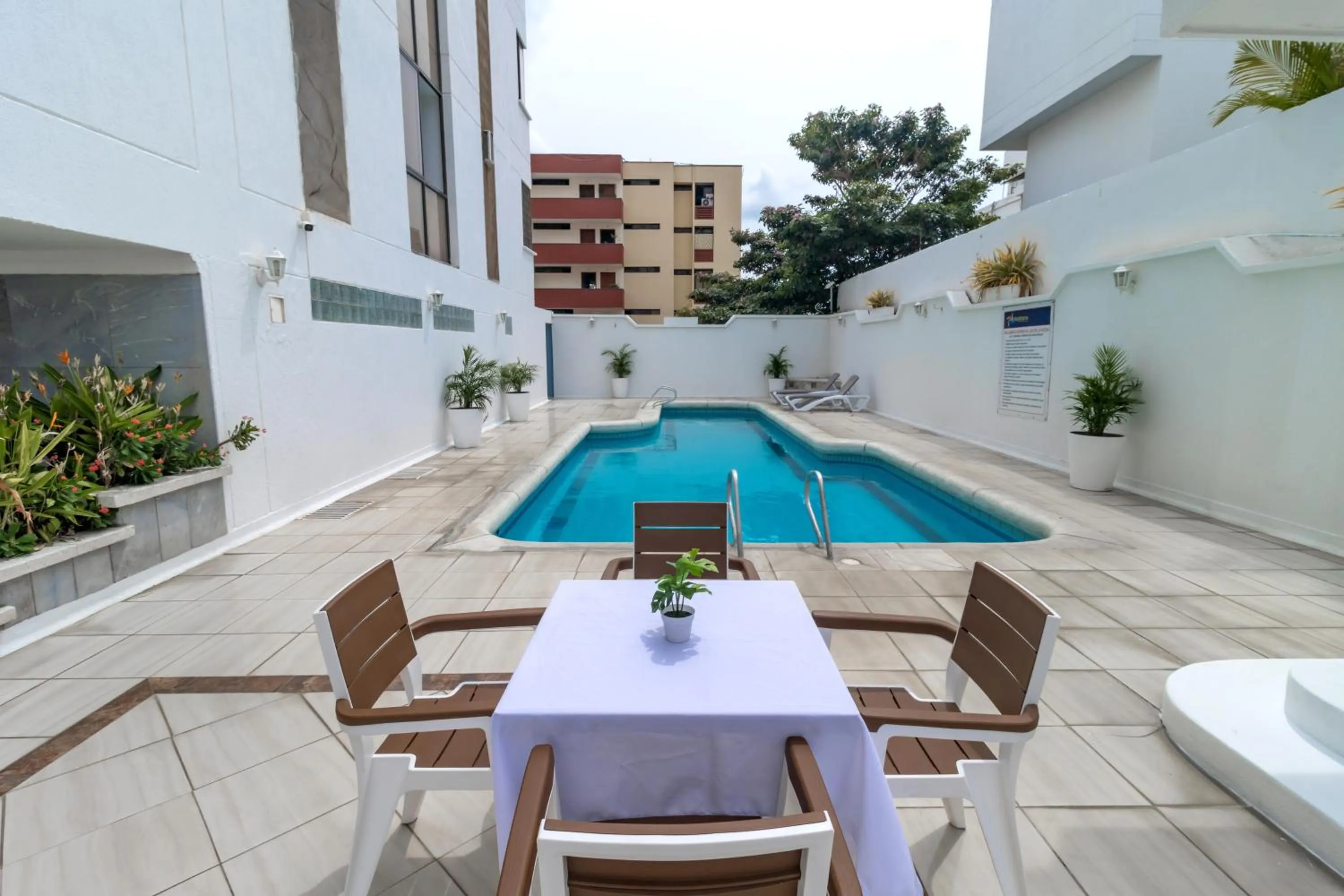 Swimming pool in Hotel Axis Inn By GEH Suites