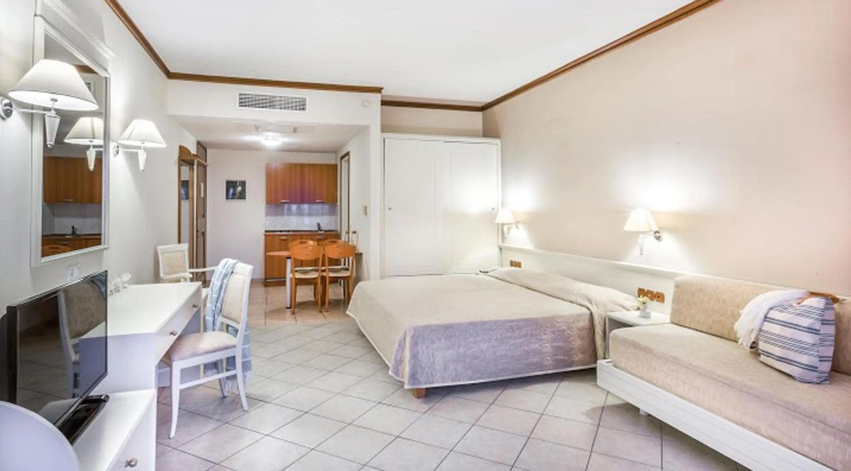 Bedroom, Bed in Kipriotis Aqualand Hotel