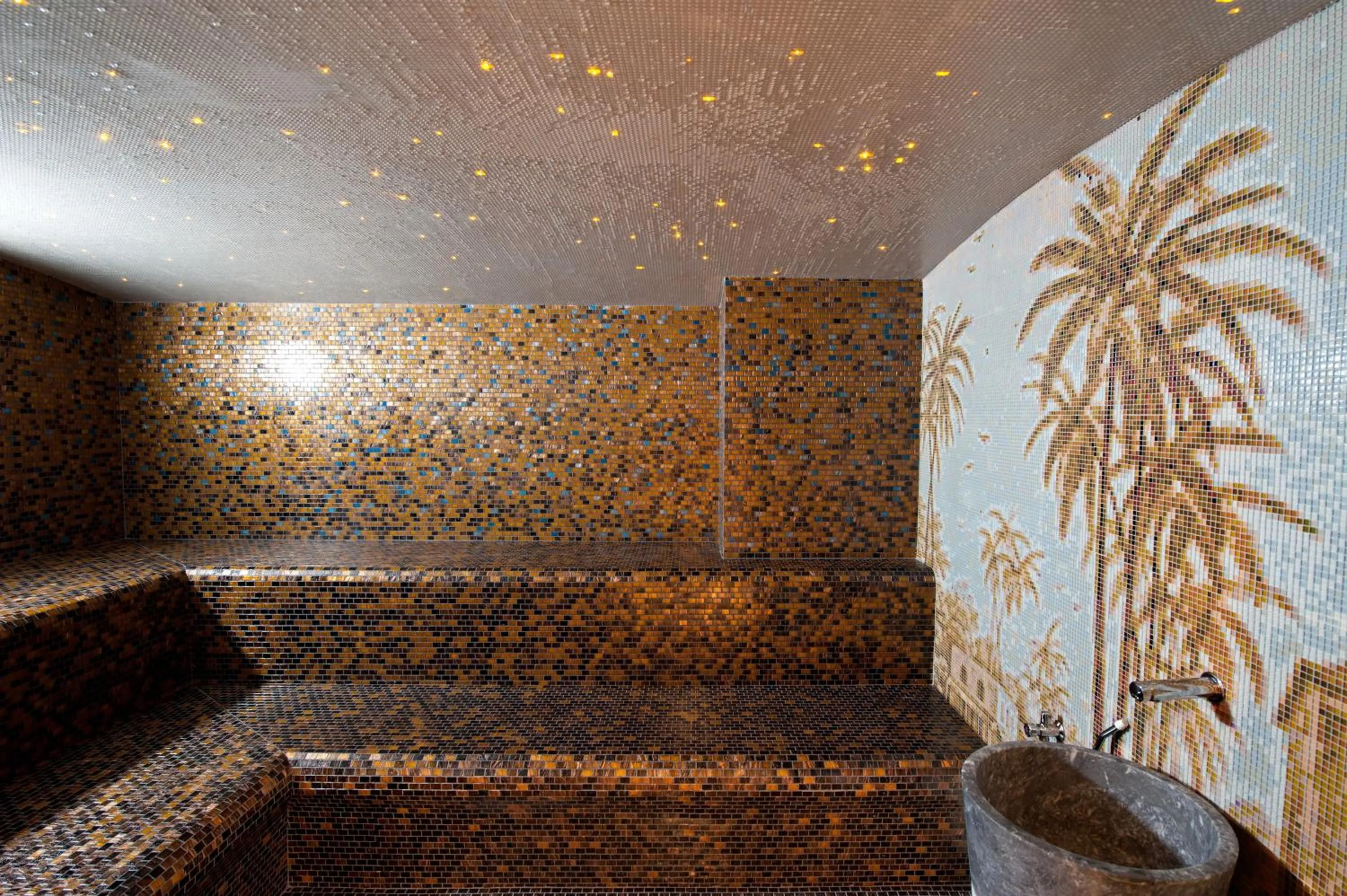 Spa and wellness centre/facilities in Hôtel Le Nouveau Monde