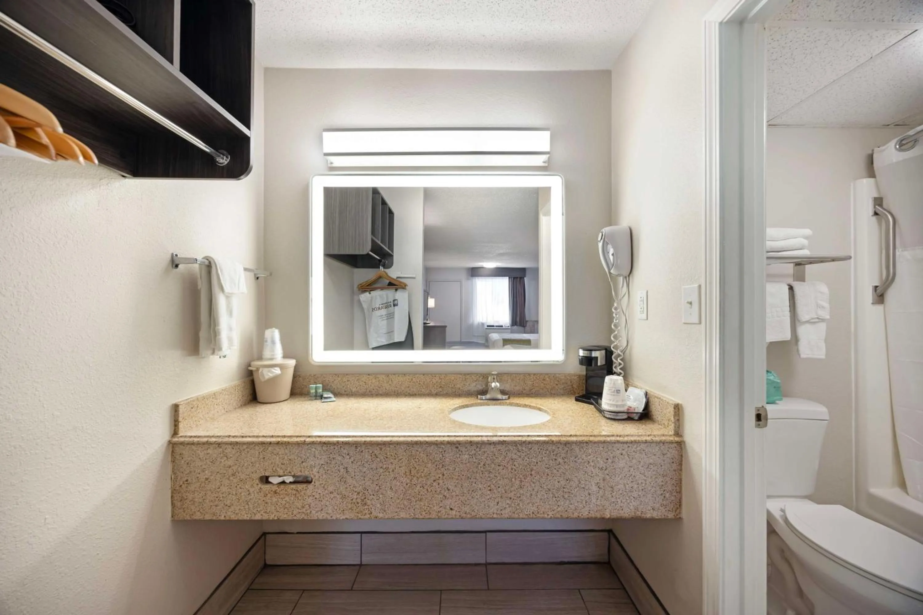 Bathroom in Best Western Dickson