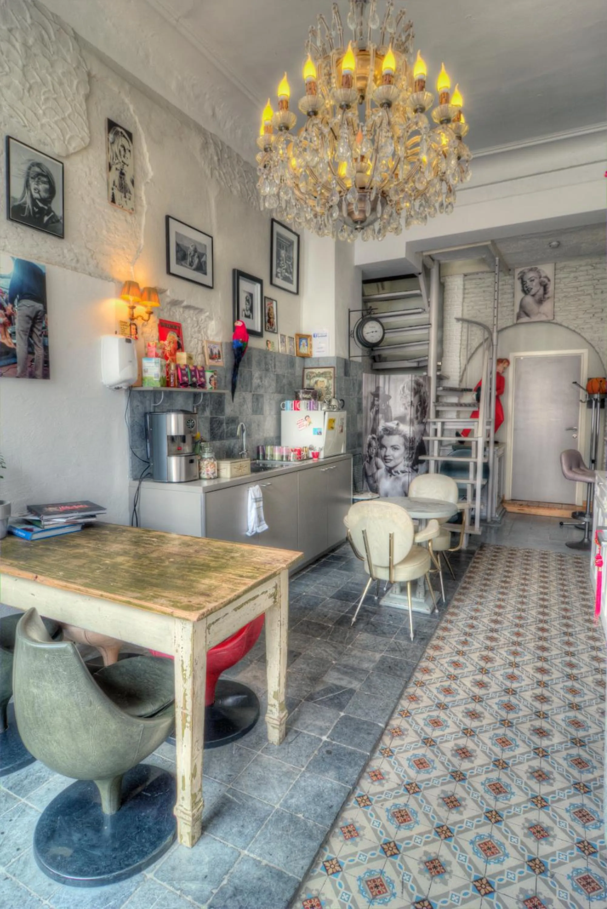 Restaurant/places to eat in Hotel Urban Dreams