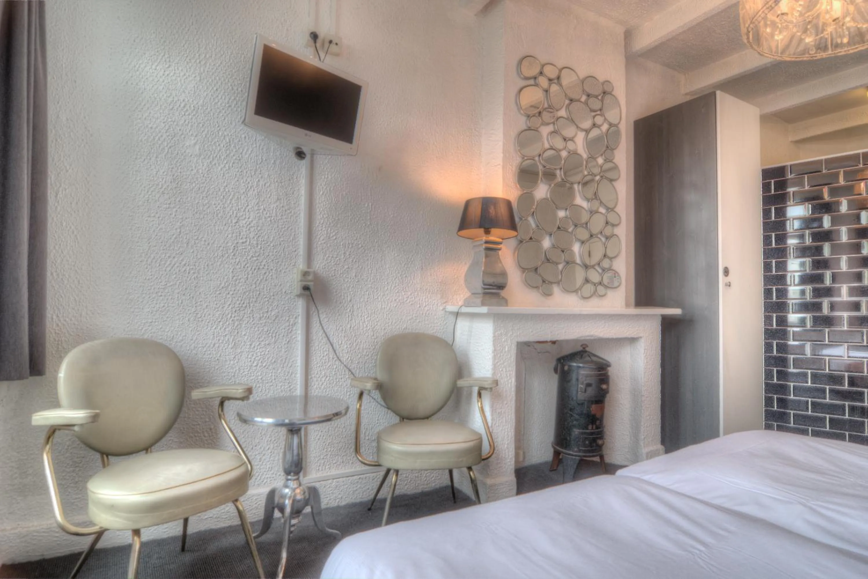 Seating area, Bed in Hotel Urban Dreams