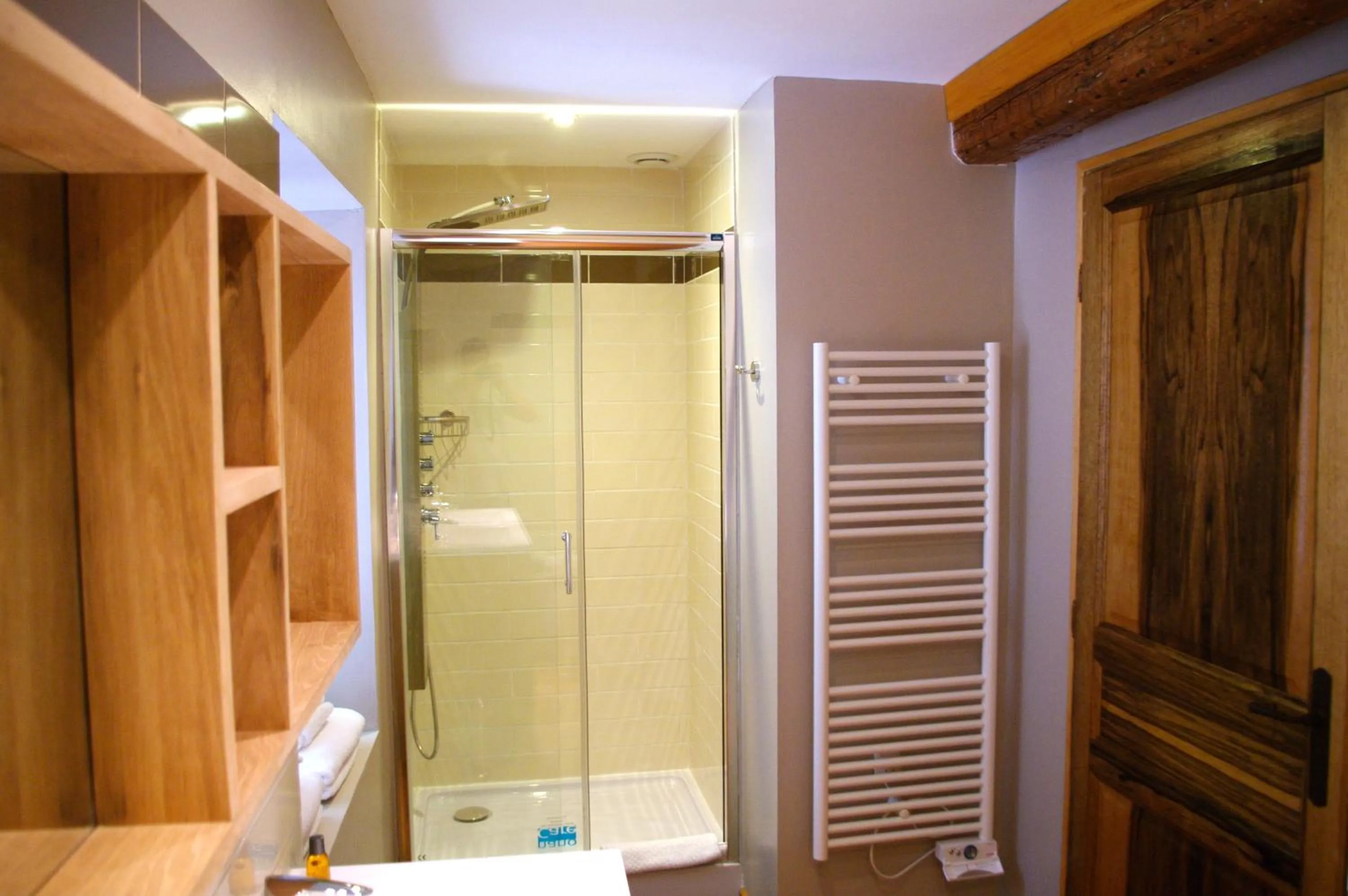 Shower in Chateau Le Vergel Authenac