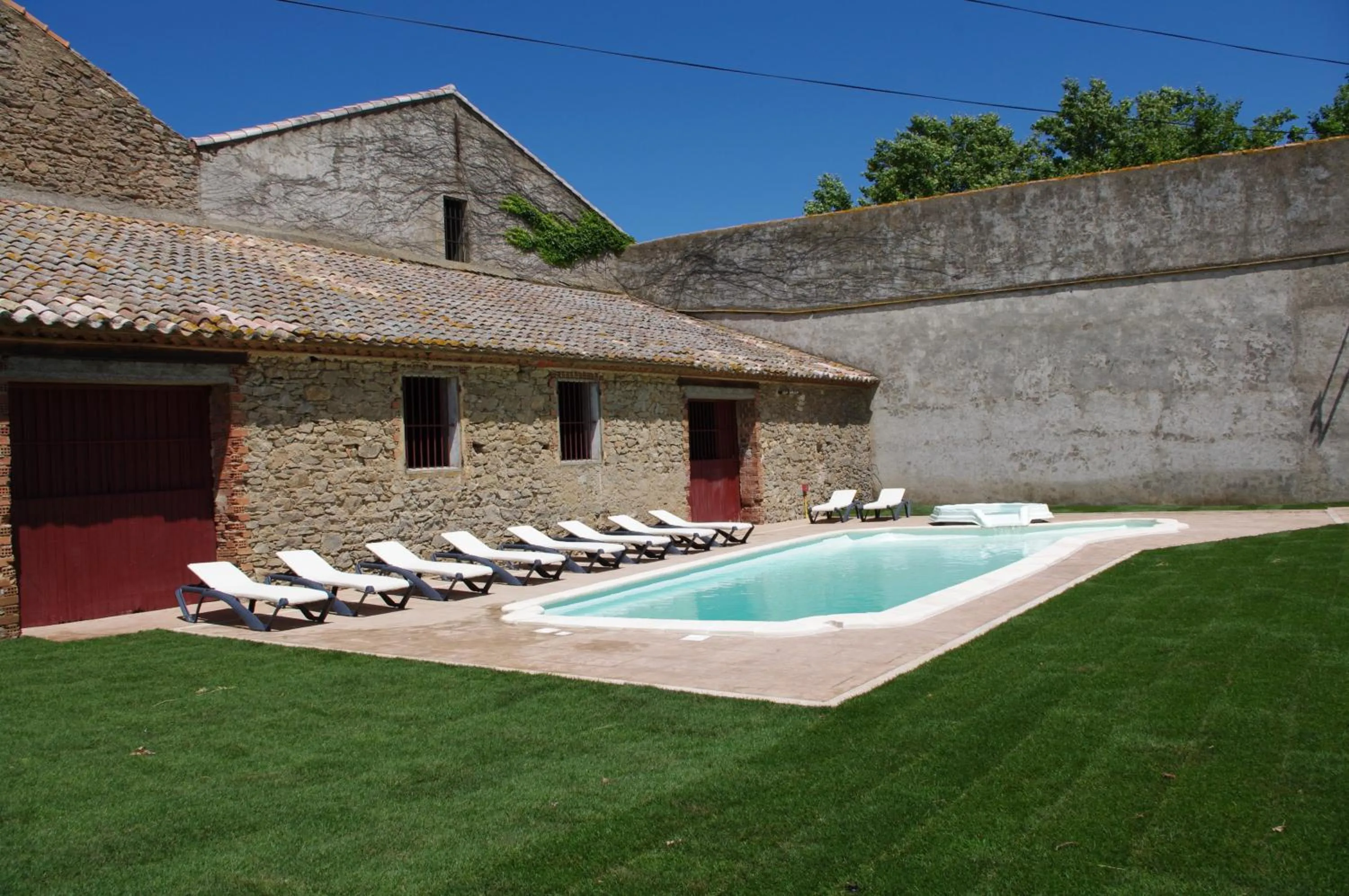 Swimming pool in Chateau Le Vergel Authenac