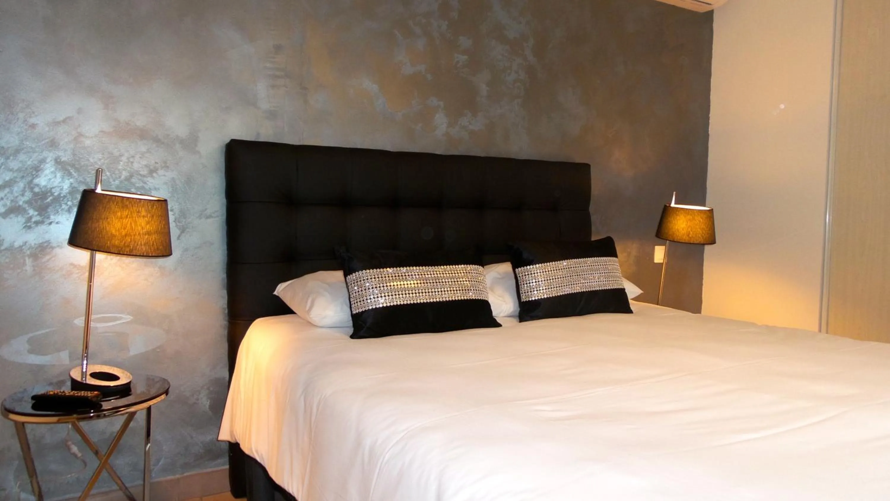 Bed in Chateau Le Vergel Authenac