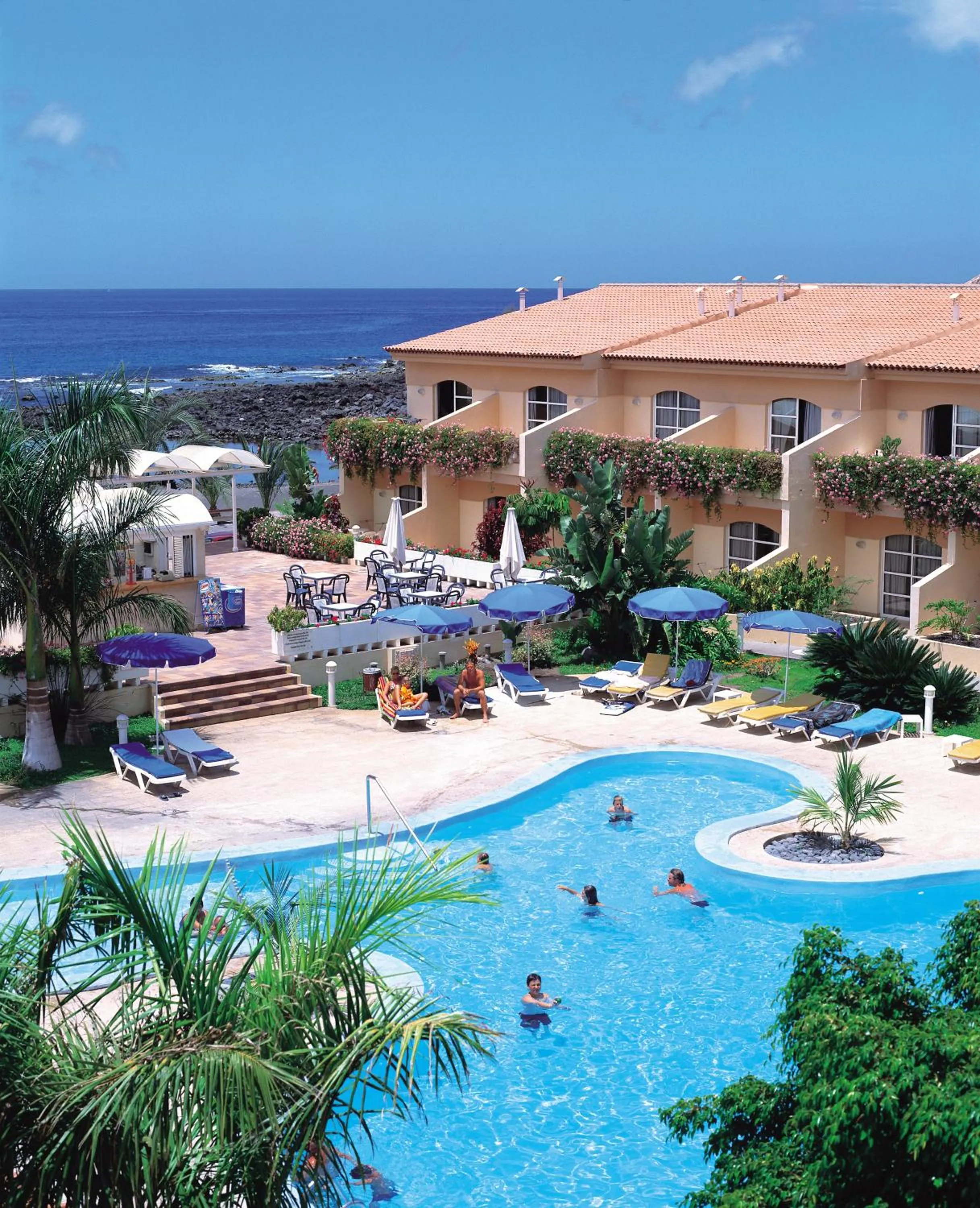Swimming pool in Apartamentos Jardín del Conde